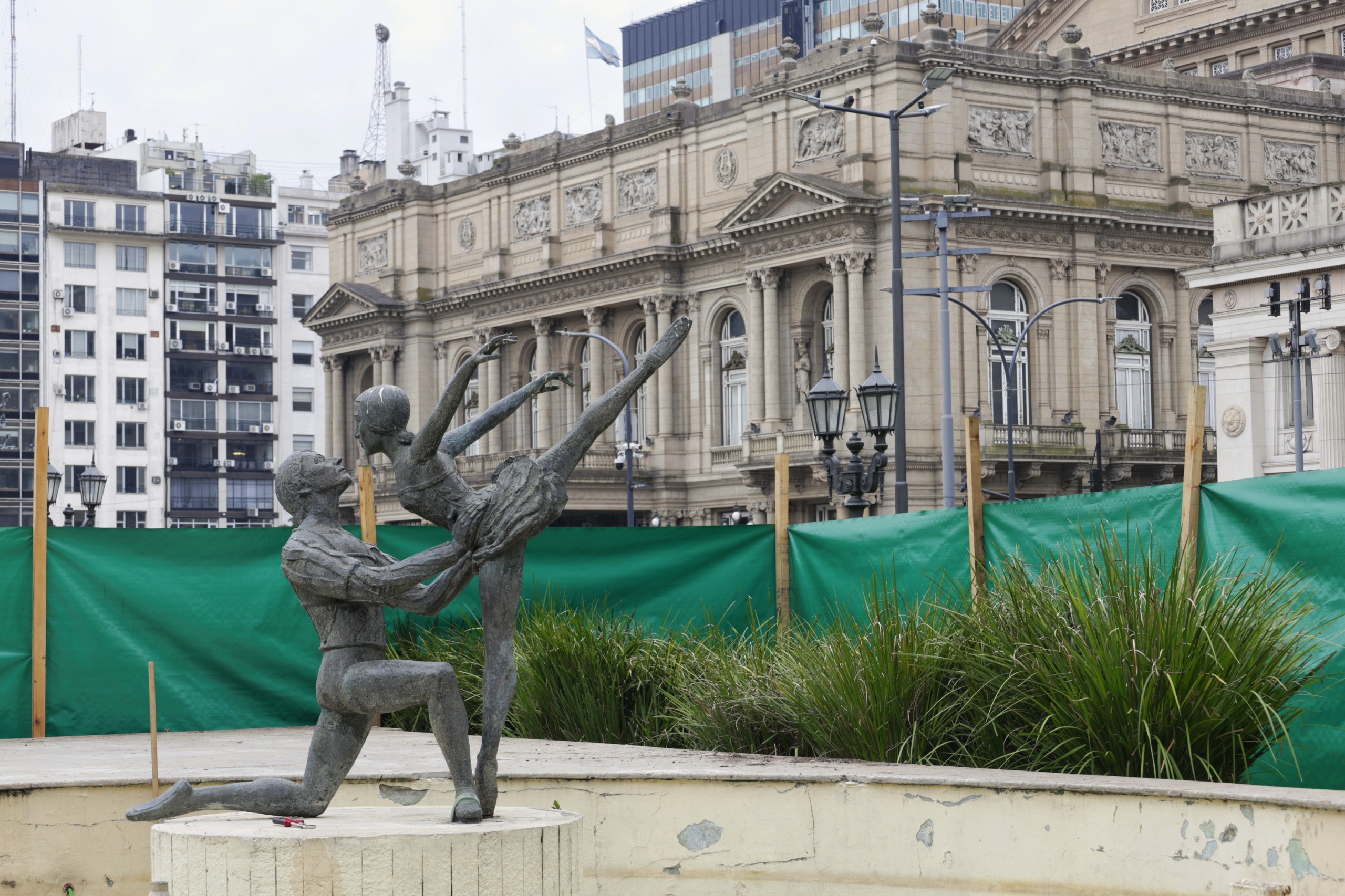 Ciudad comenzó la restauración de la fuente de aguas danzantes de Plaza Lavalle