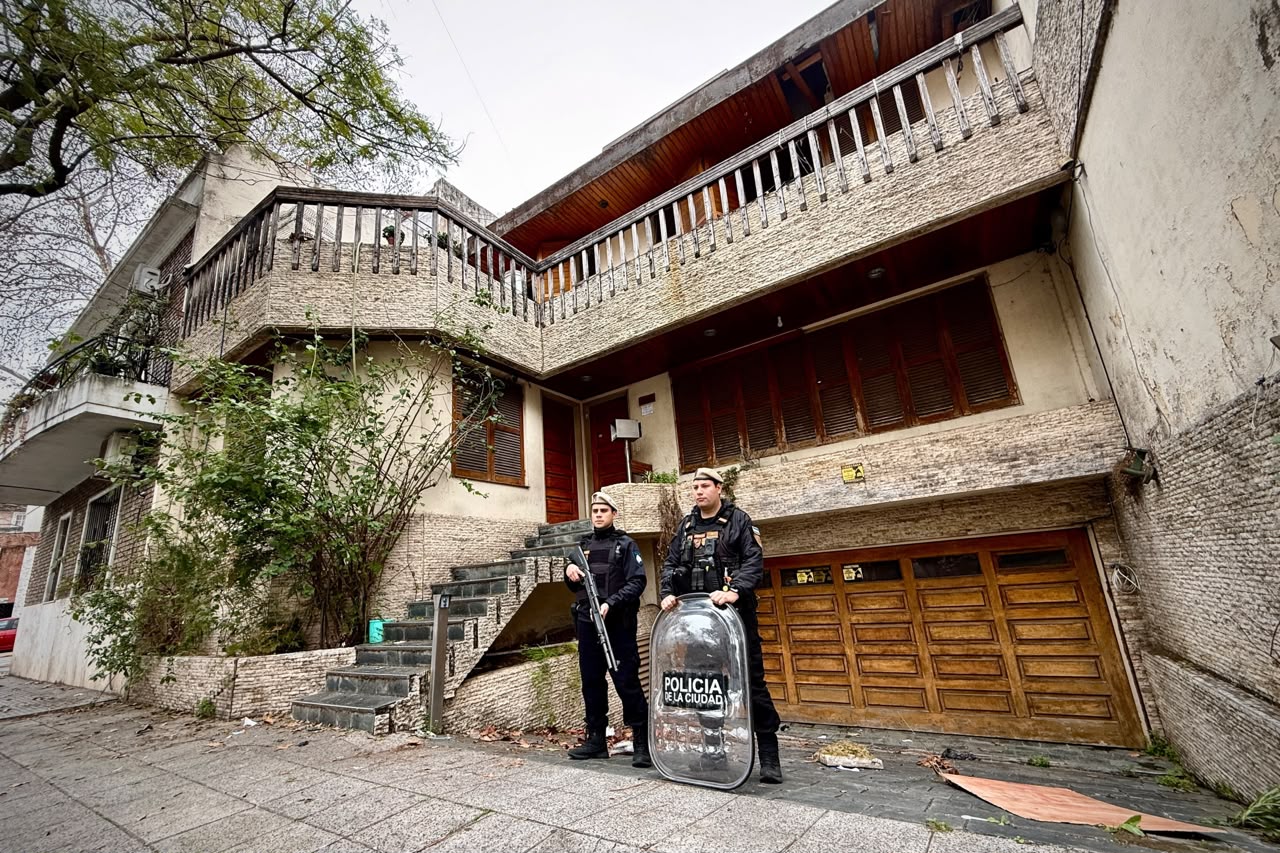 La Ciudad le devolvió a su dueño un chalet usurpado en Floresta: estaba tomado hace cuatro años y habían montado un taller textil clandestino