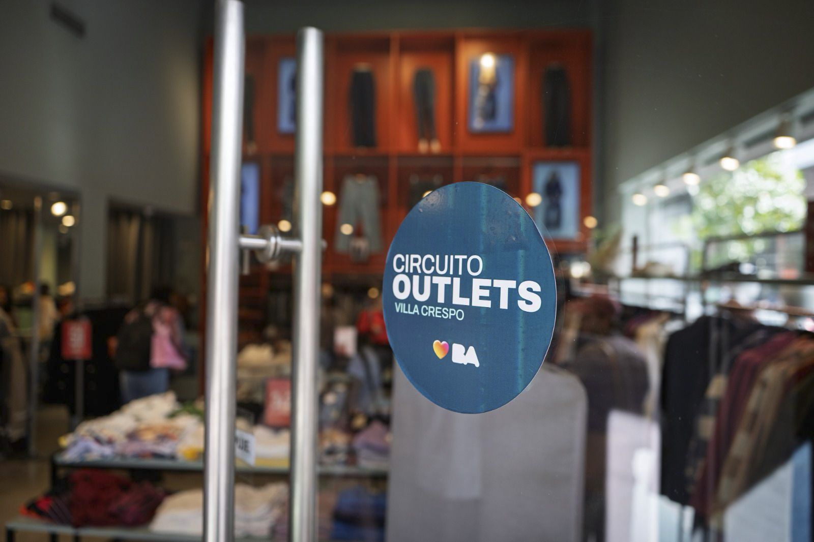 Este sábado, moda, música y descuentos de hasta el 70% en los outlets de Villa Crespo