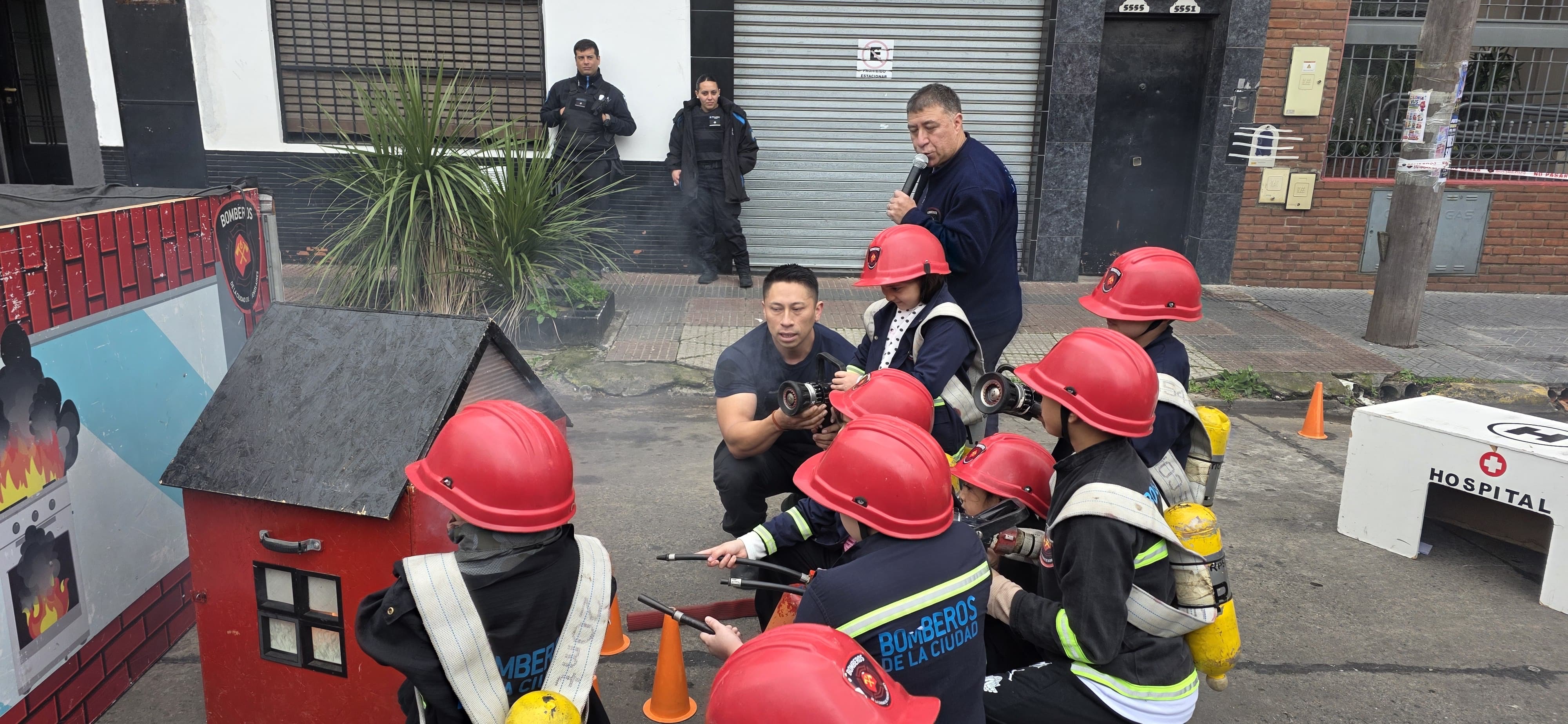 Los Bomberos de la Ciudad celebraron el Día del Niño junto a los vecinos