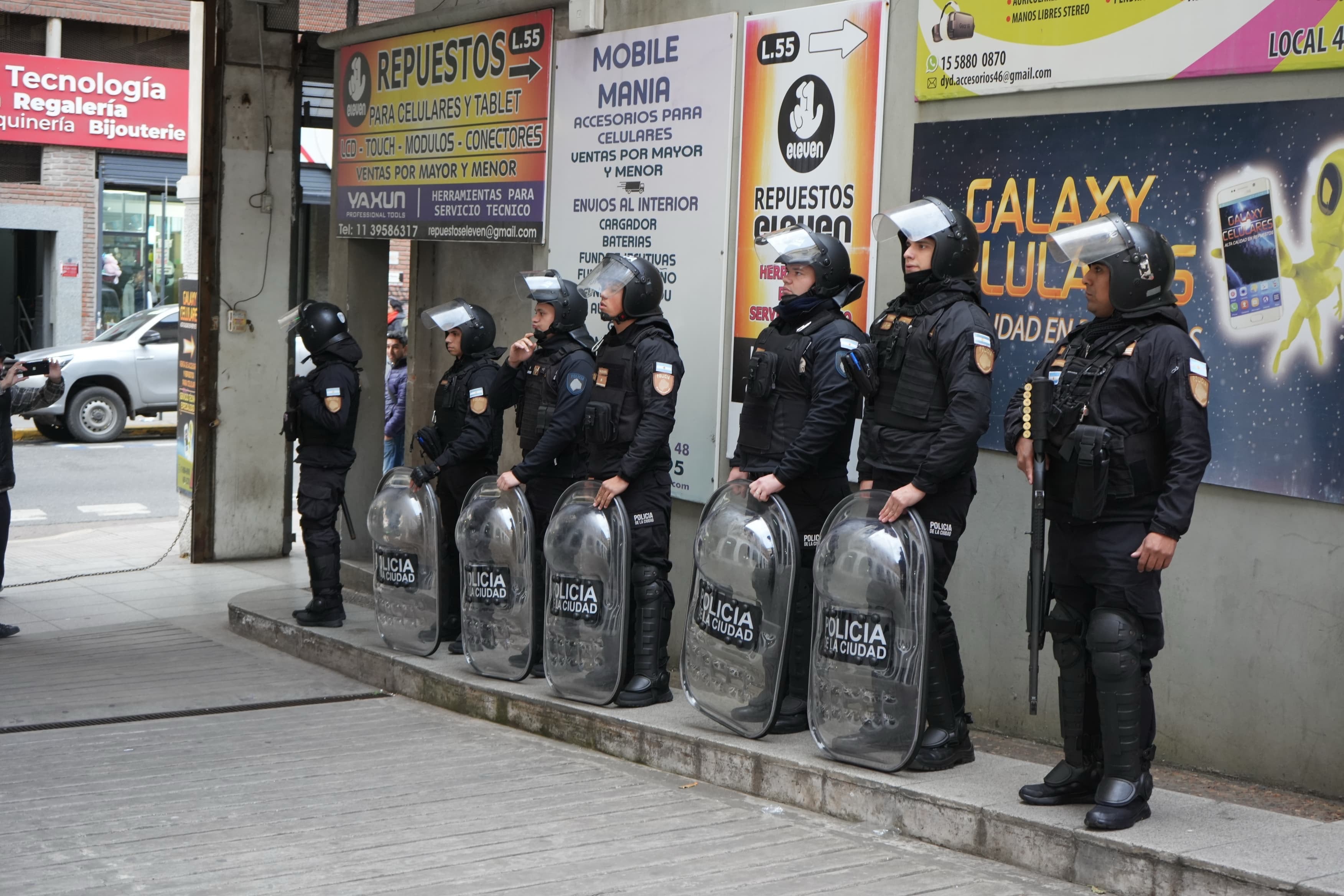 Tras el decreto de Jorge Macri, la Ciudad clausuró en Once una galería y 10 cuevas de celulares robados