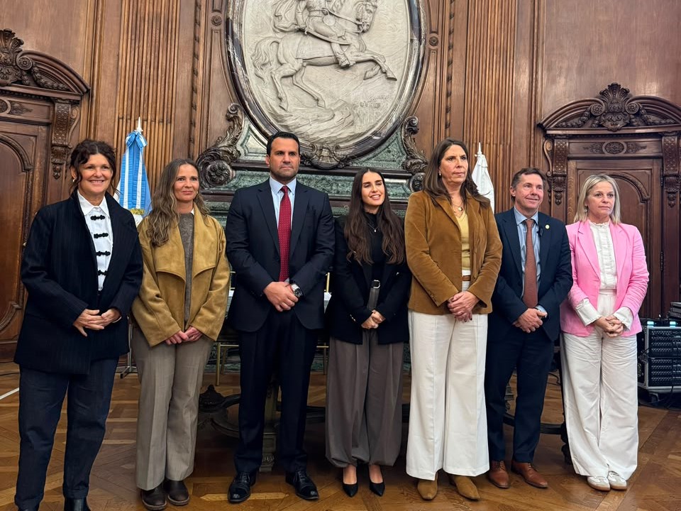 La Ciudad firmó un acuerdo para impulsar “Derechos Torcidos”