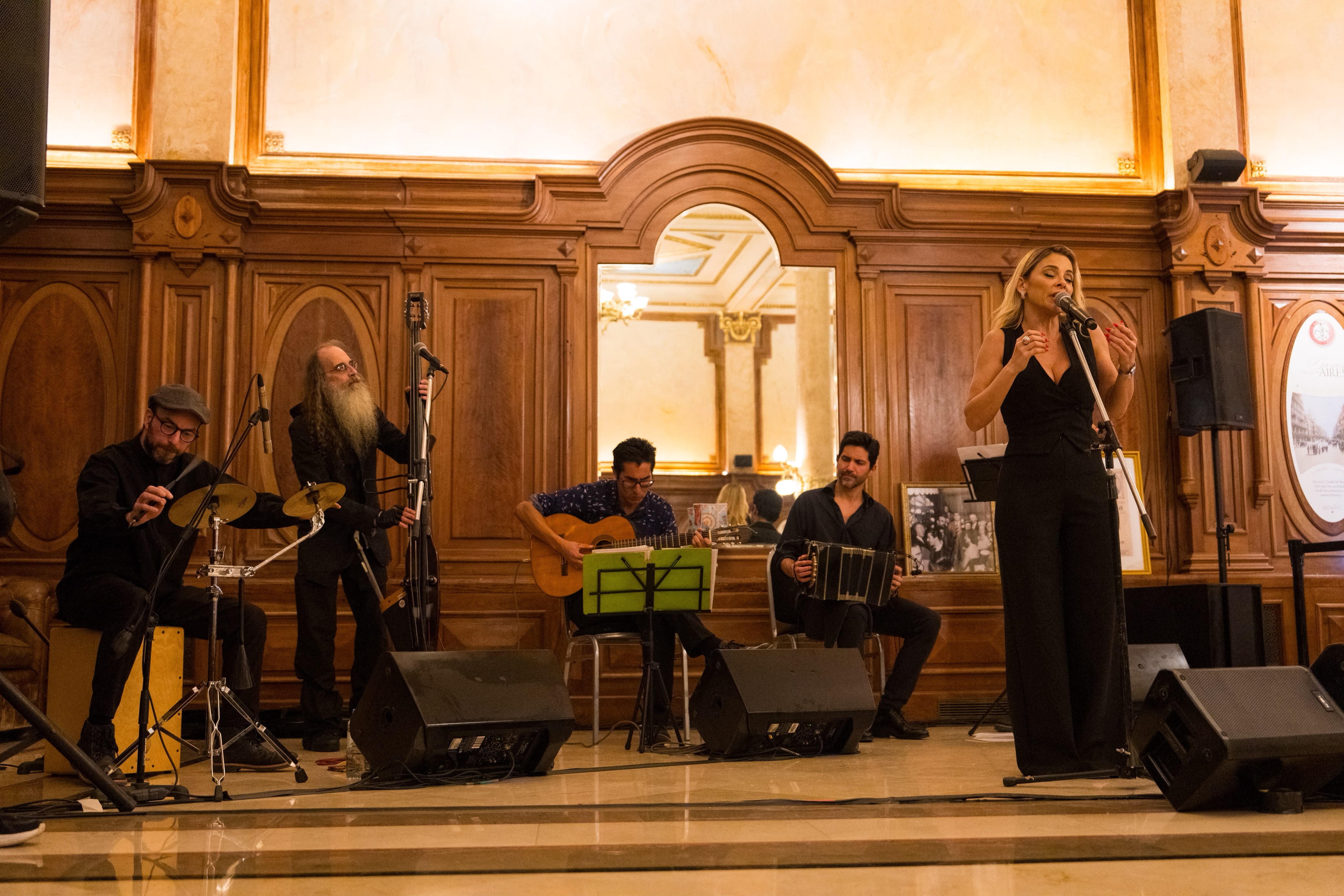 Más porteños que nunca: los Bares Notables fueron la estrella de la primera noche cultural de la Ciudad 
