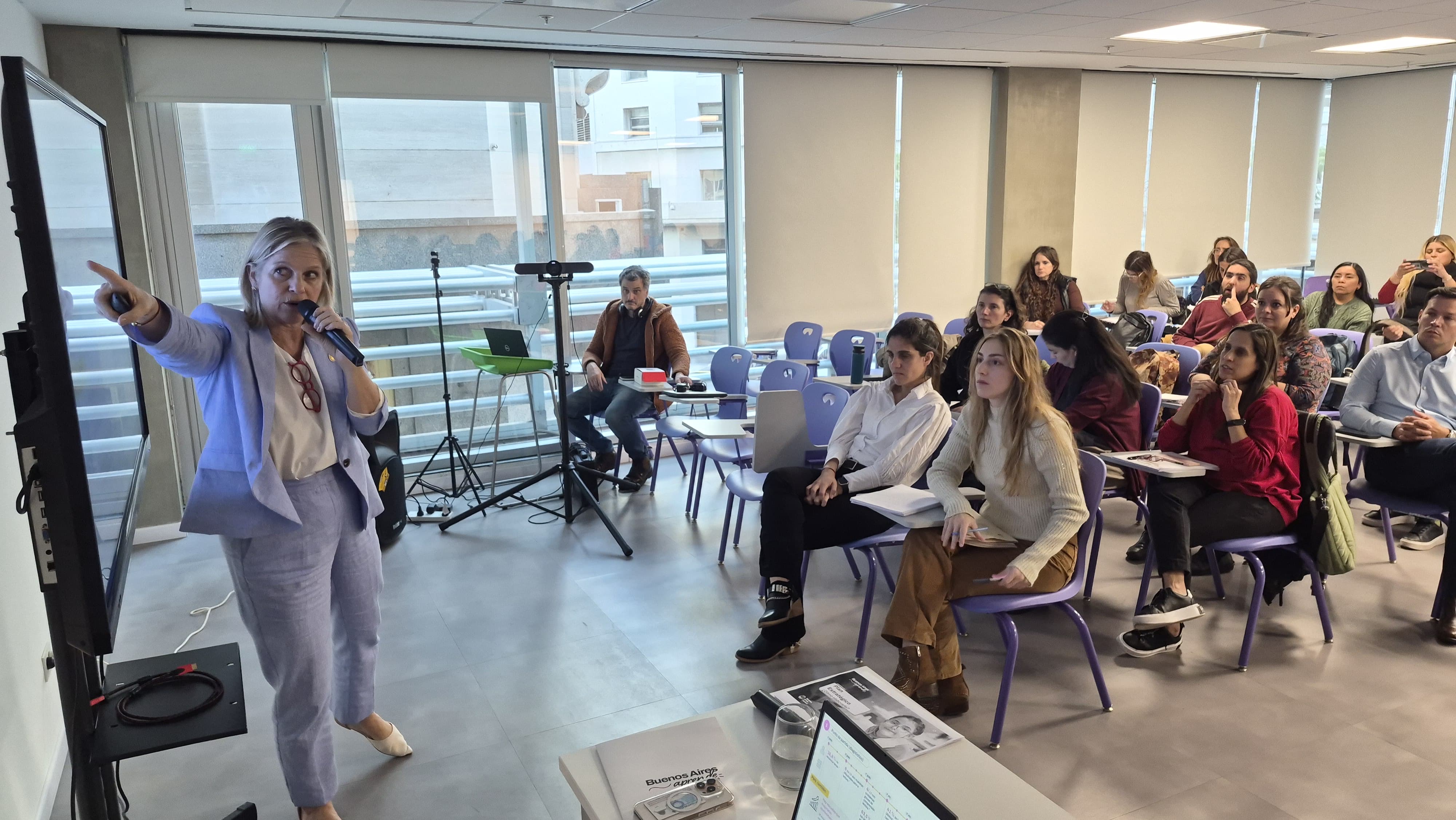 Estudiantes de Gestión de Instituciones Educativas de la UdelaCiudad debatieron sobre política educativa con la ministra Mercedes Miguel