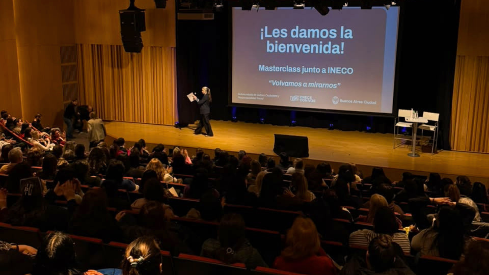 Más de 300 integrantes de los equipos de Primera Infancia asistieron a una masterclass para abordar el impacto de las pantallas