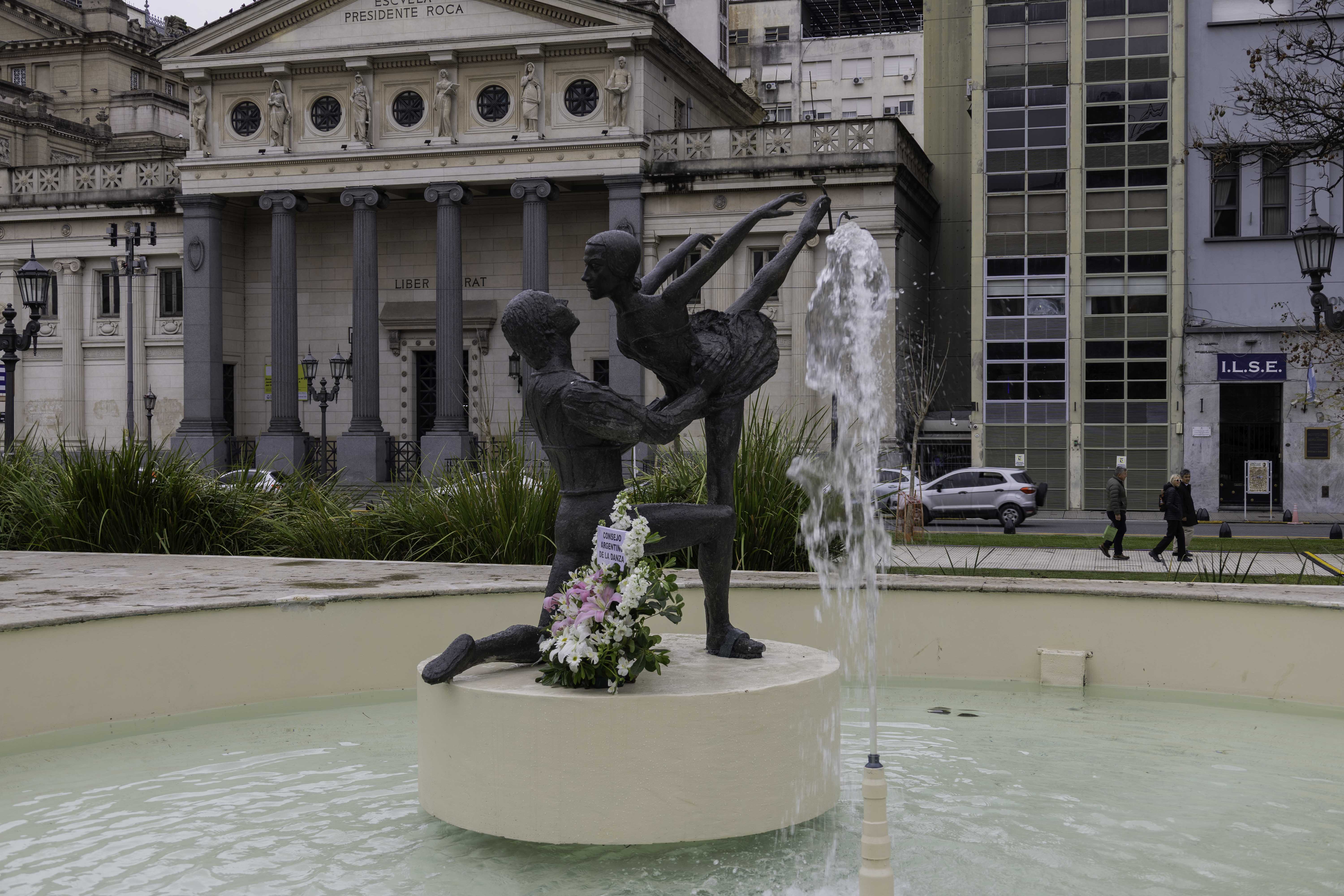 A 55 años de la tragedia del Ballet del Colón, la Ciudad restauró la fuente que acompaña el homenaje a sus bailarines
