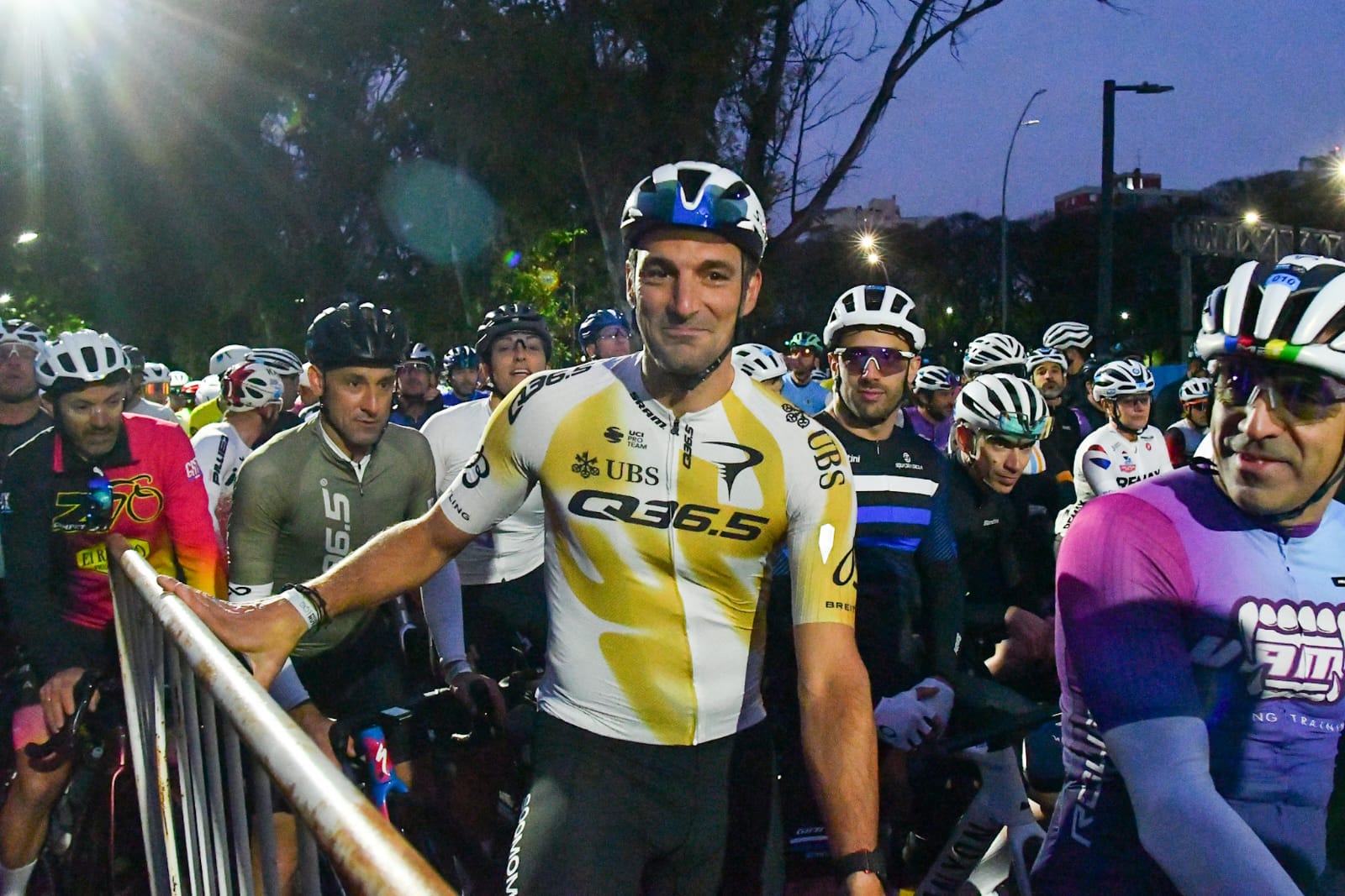 Con Scaloni como protagonista, miles de ciclistas corrieron por las avenidas y autopistas porteñas en el Gran Fondo Buenos Aires