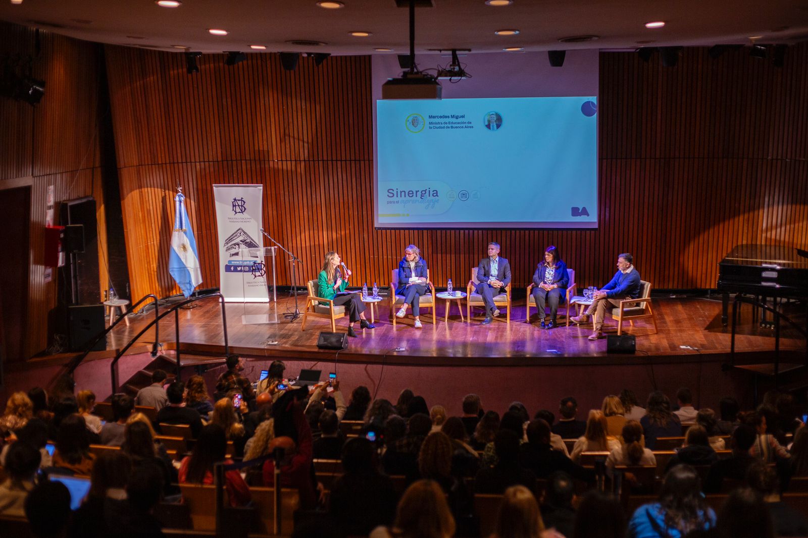 El Ministerio de Educación de la Ciudad realizará un conversatorio con especialistas sobre uso de pantallas y bienestar de niños y adolescentes