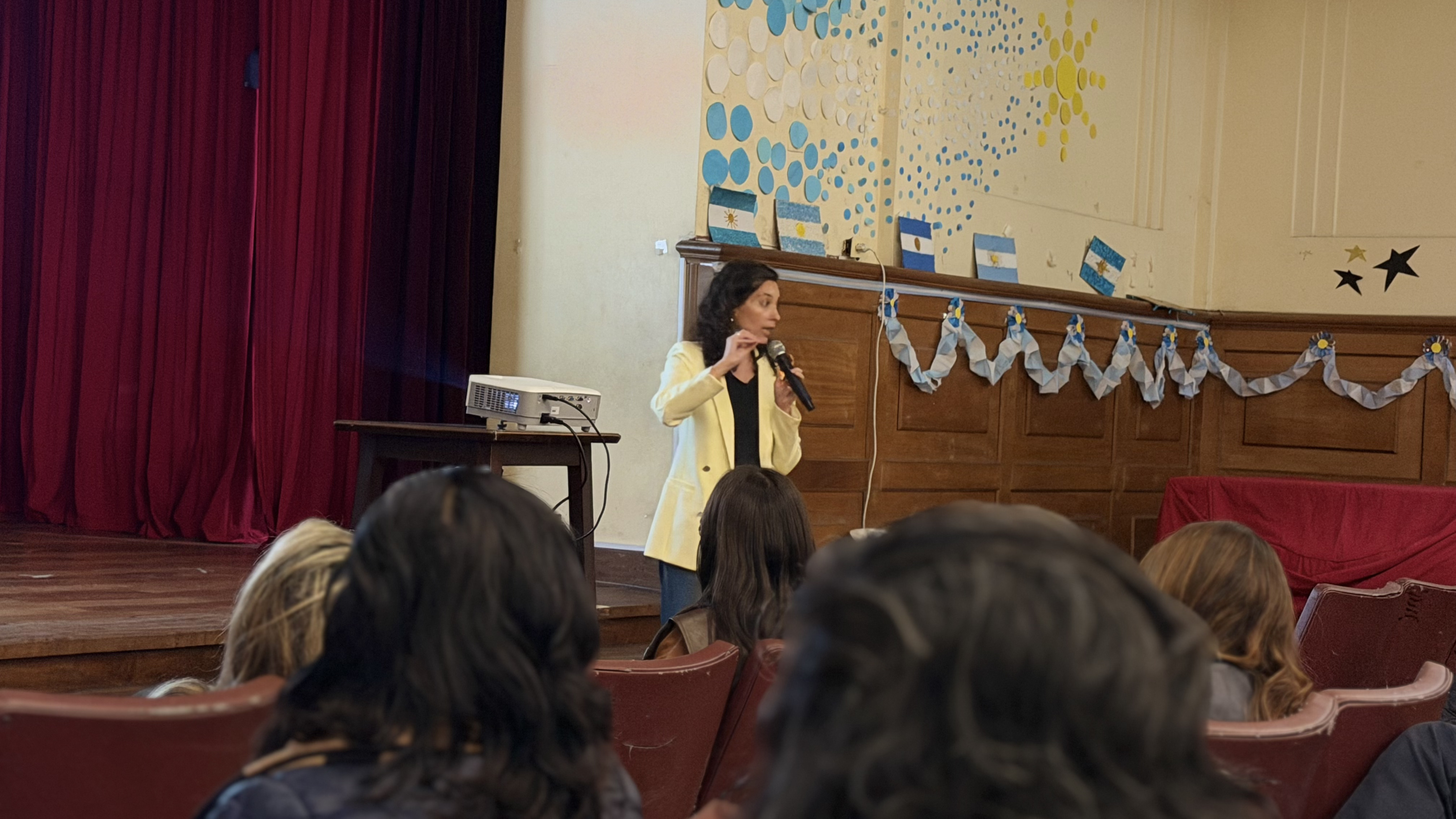 Familias y docentes se reunieron para hablar de protección digital infantil y adolescente en la Semana del Bienestar Socioemocional