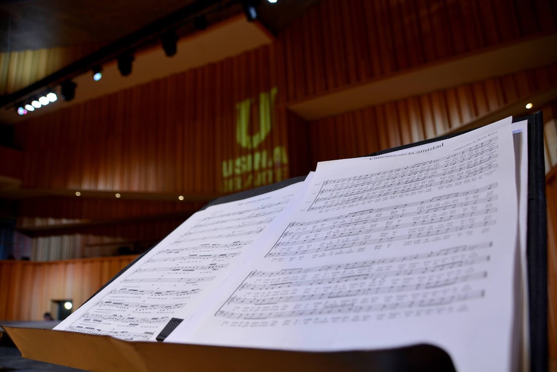 Atril con partitura en escenario de la usina del arte