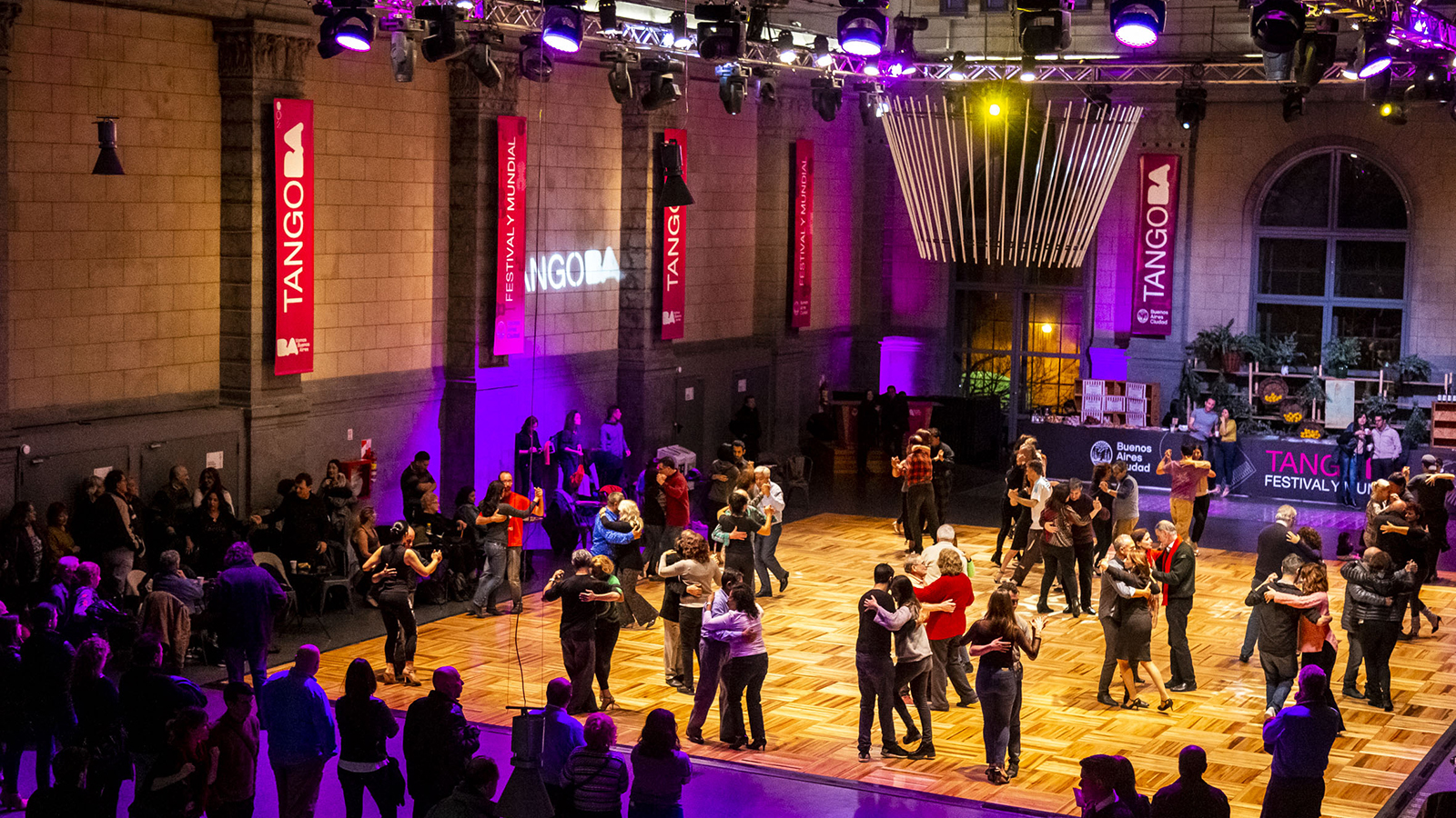 parejas bailando tango