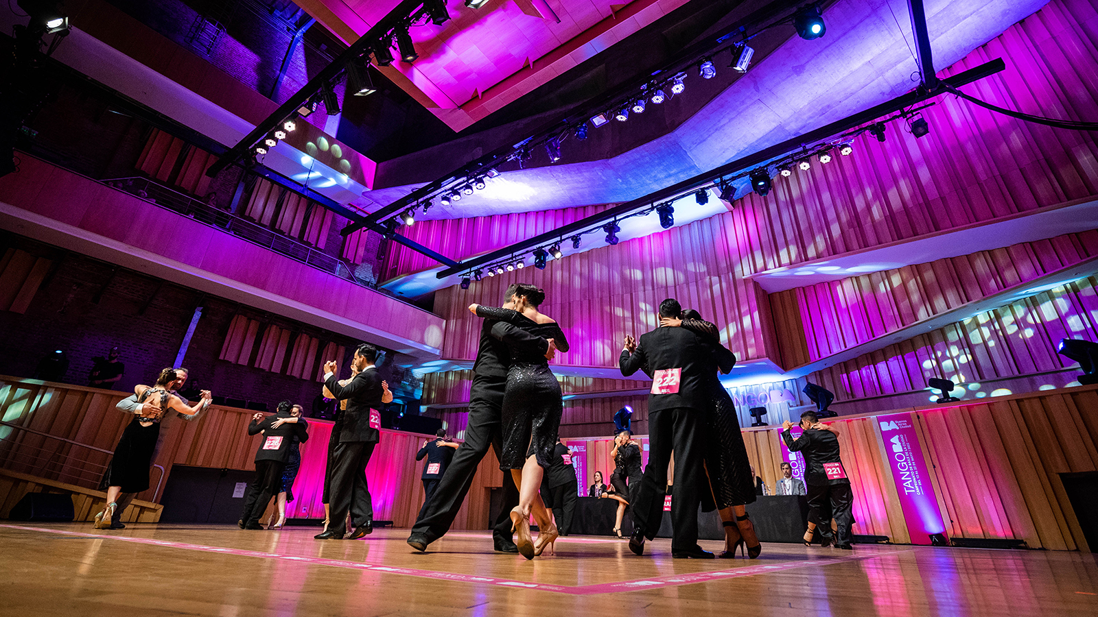 Parejas de tango de pista compitiendo en la Usina del Arte