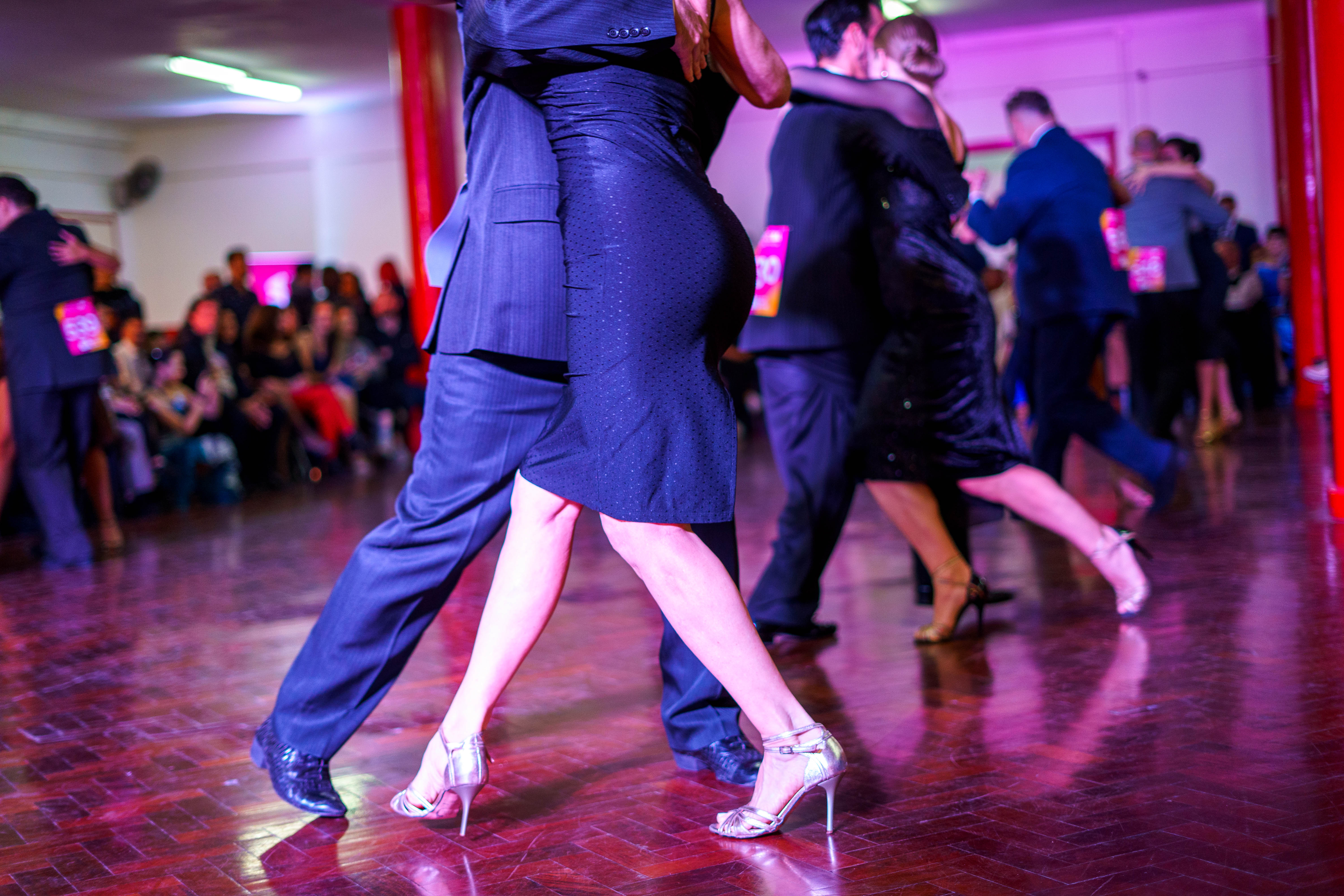 Detalle de piernas pareja de tango