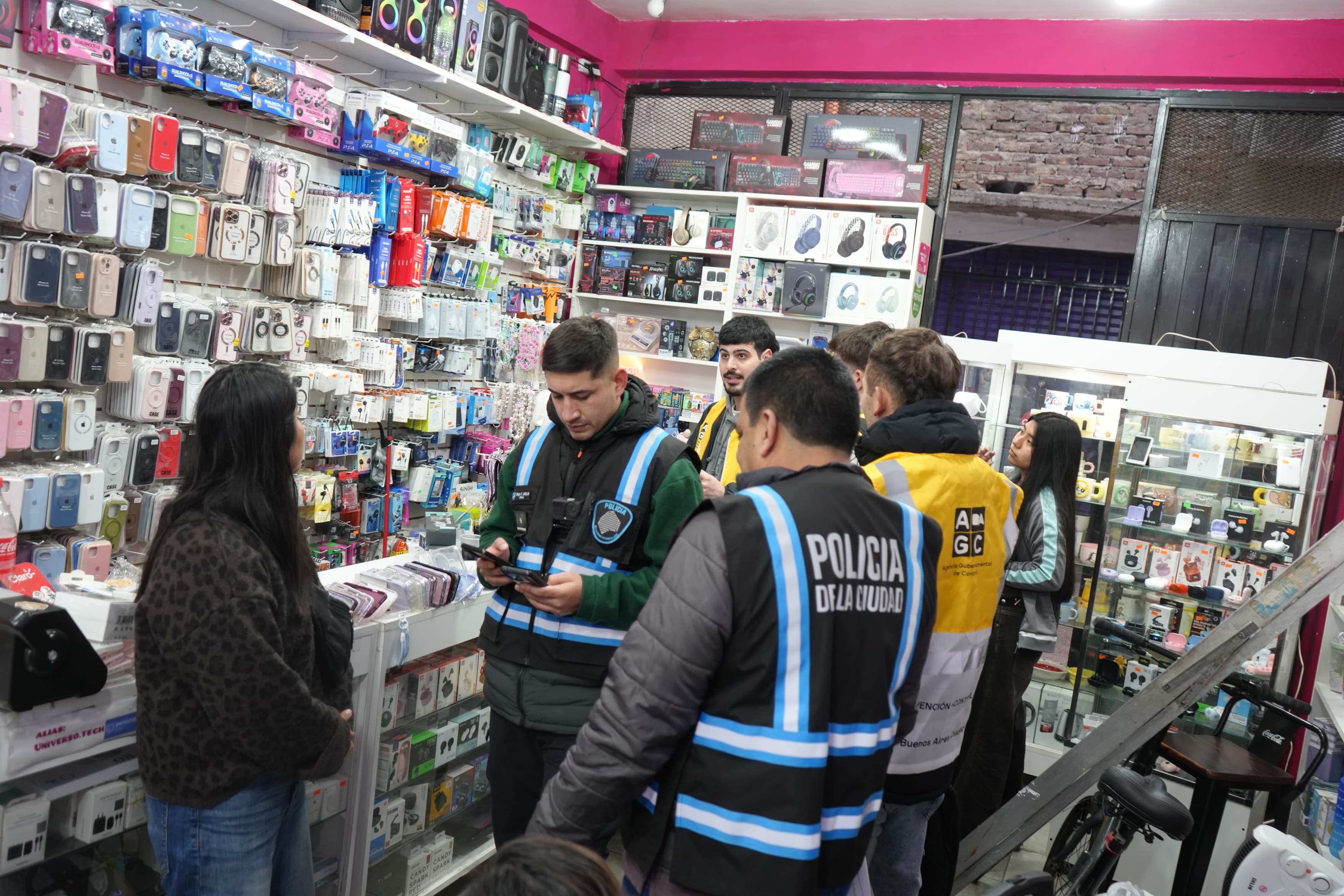 Tras el refuerzo de los controles, la Ciudad ya clausuró más de 100 cuevas de celulares robados