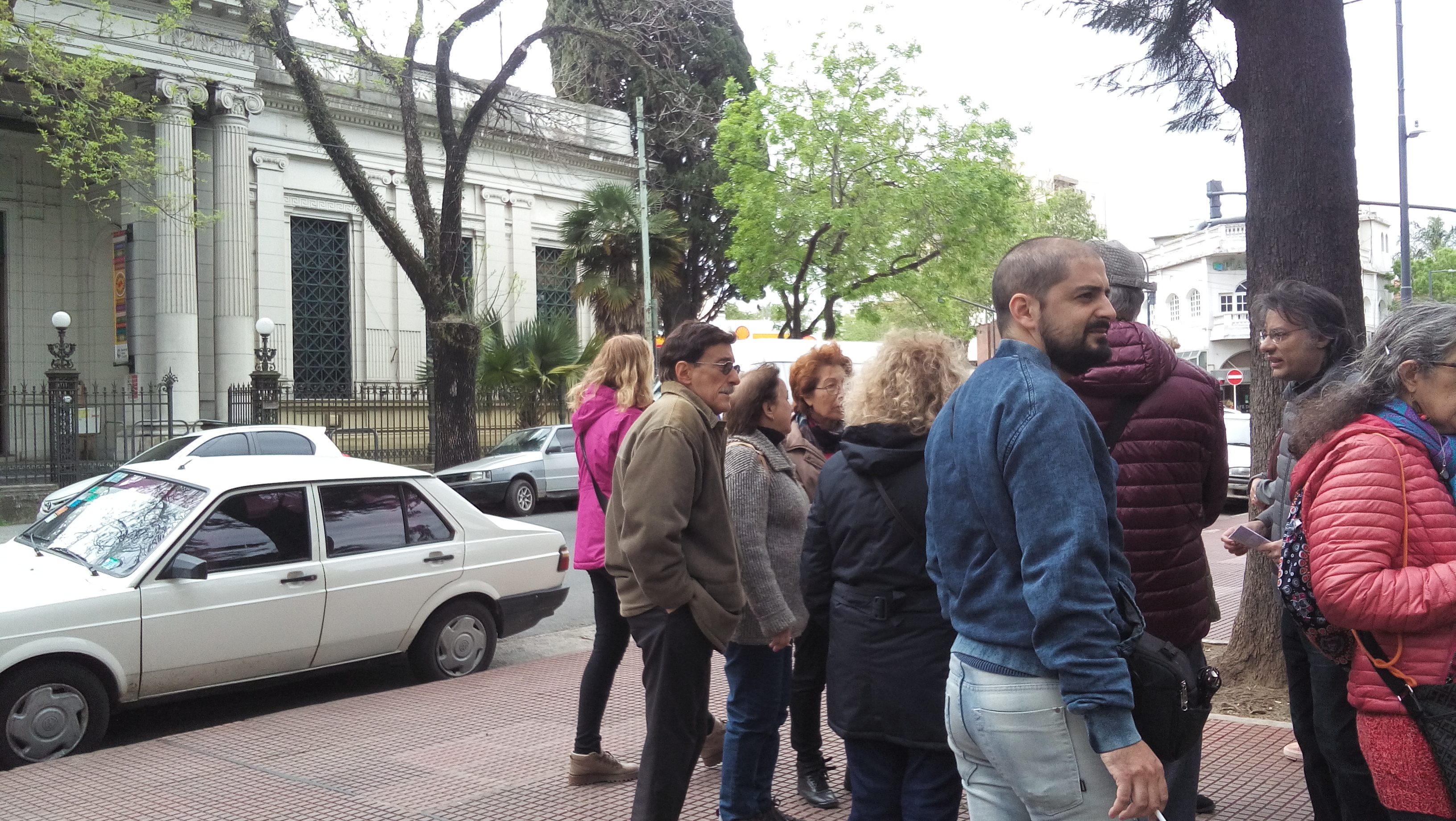 personas reunidas escuchando a un guia