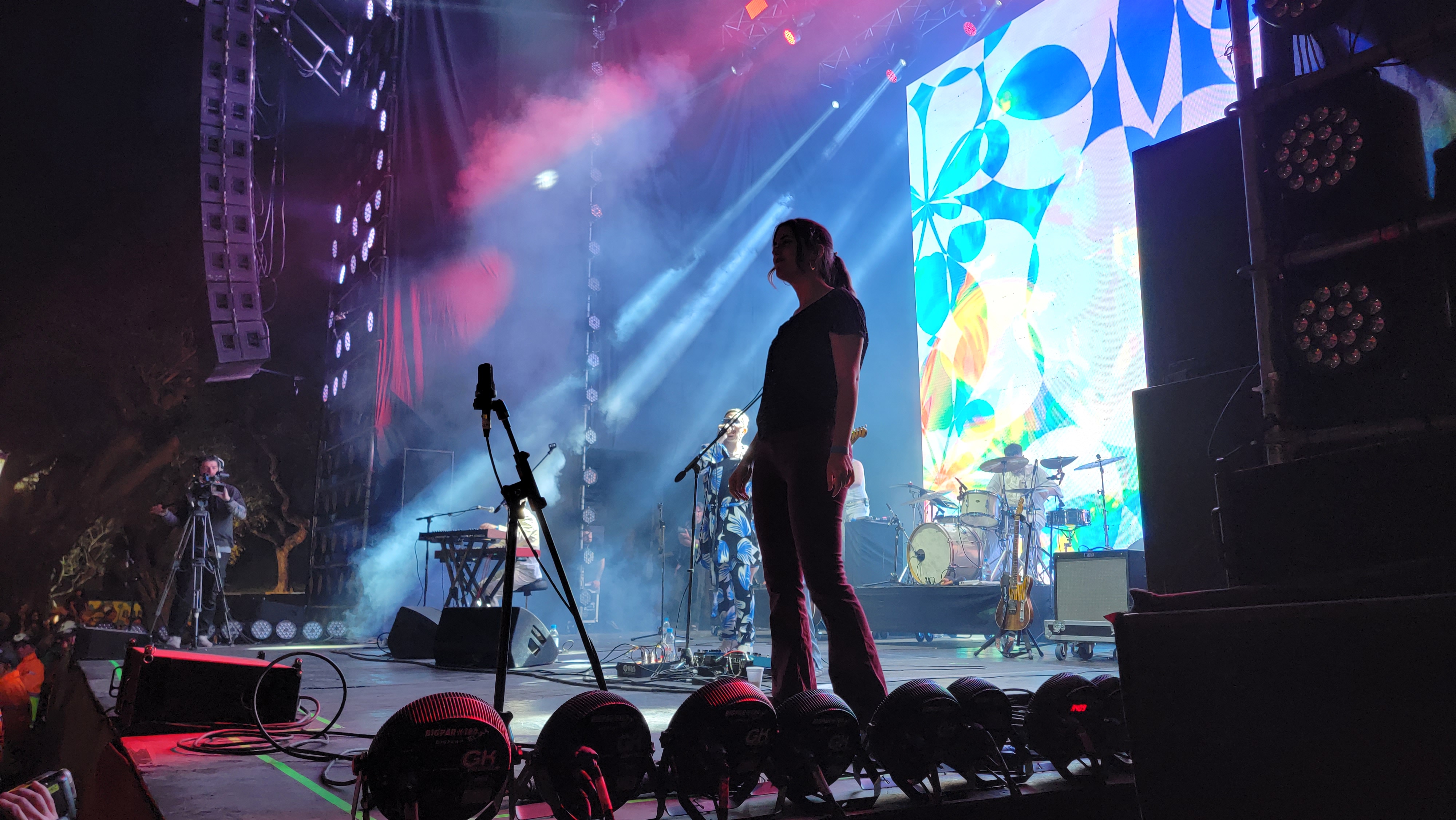 Fotografia sobre el escenario donde se observan musicos, Emmanuel Horvilleur y ILSA