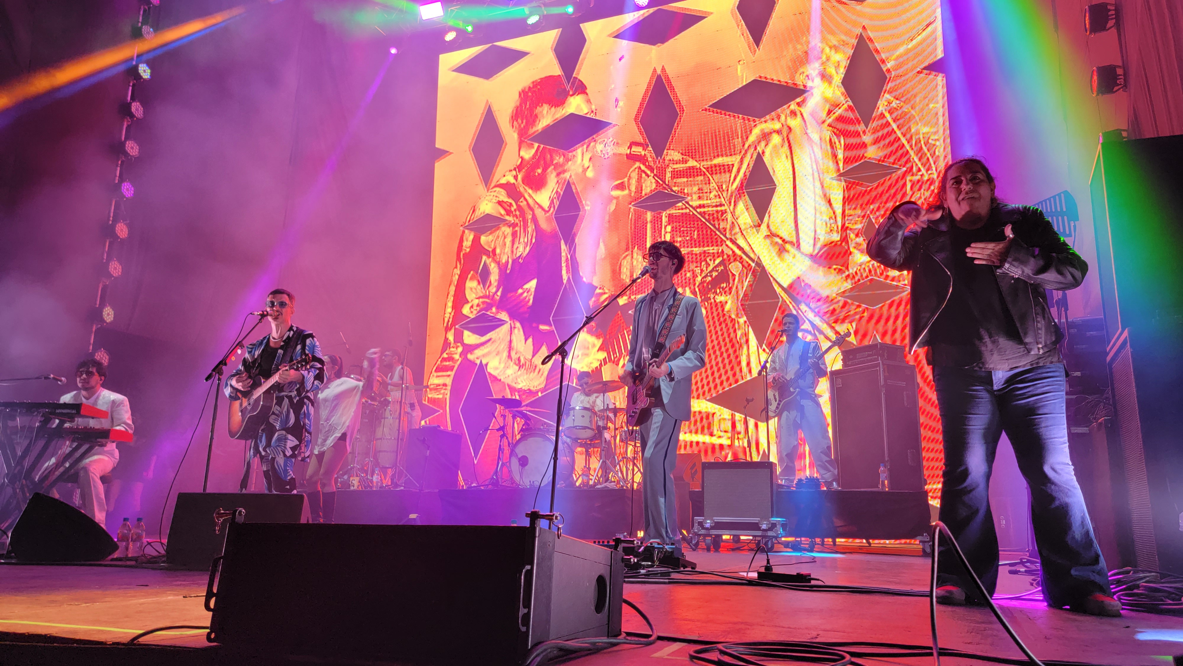 Fotografía sobre el escenario donde se observan a los músicos, Emmanuel Horvilleur e ILSA