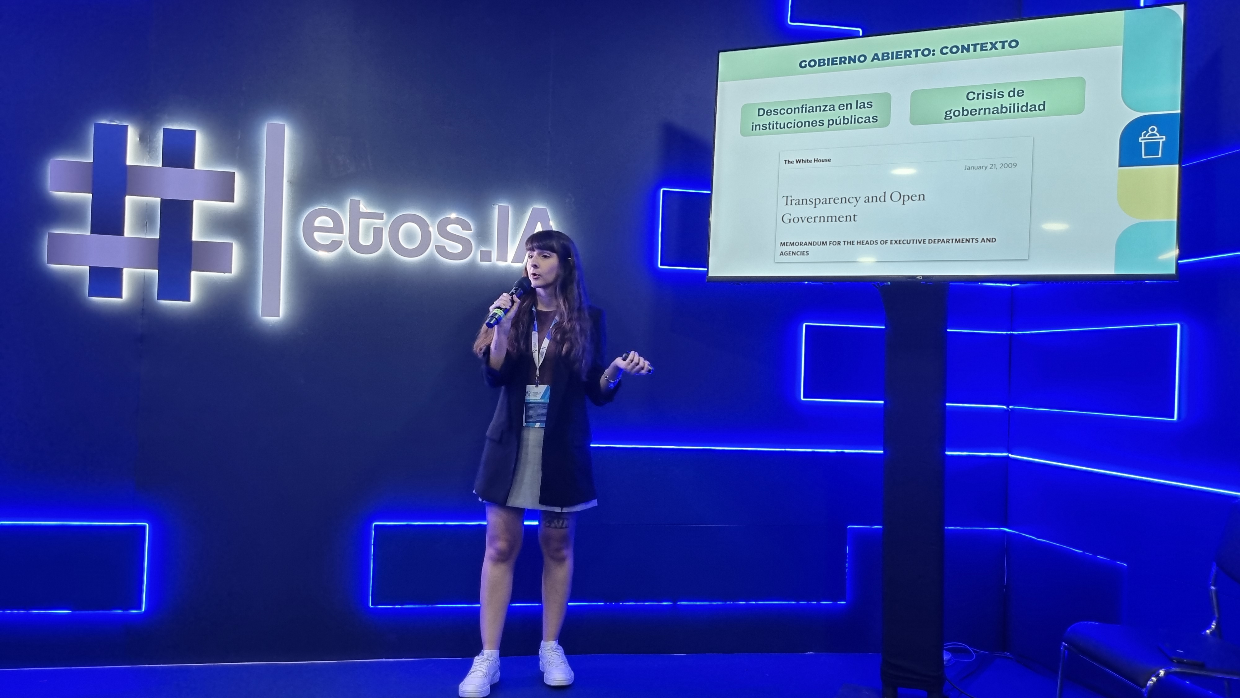 Coordinadora de gobierno abierto del GCBA dando una presentación