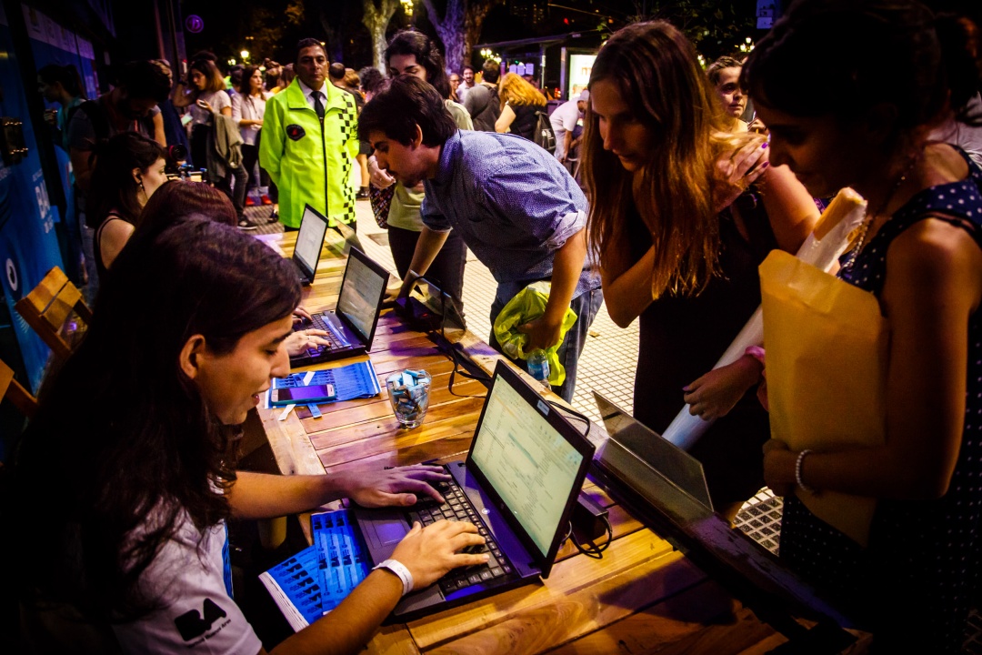mujer mirando una computadora
