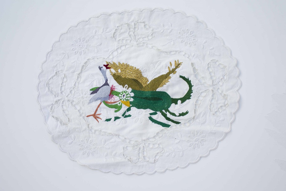 Aves, bordado manual sobre tela.