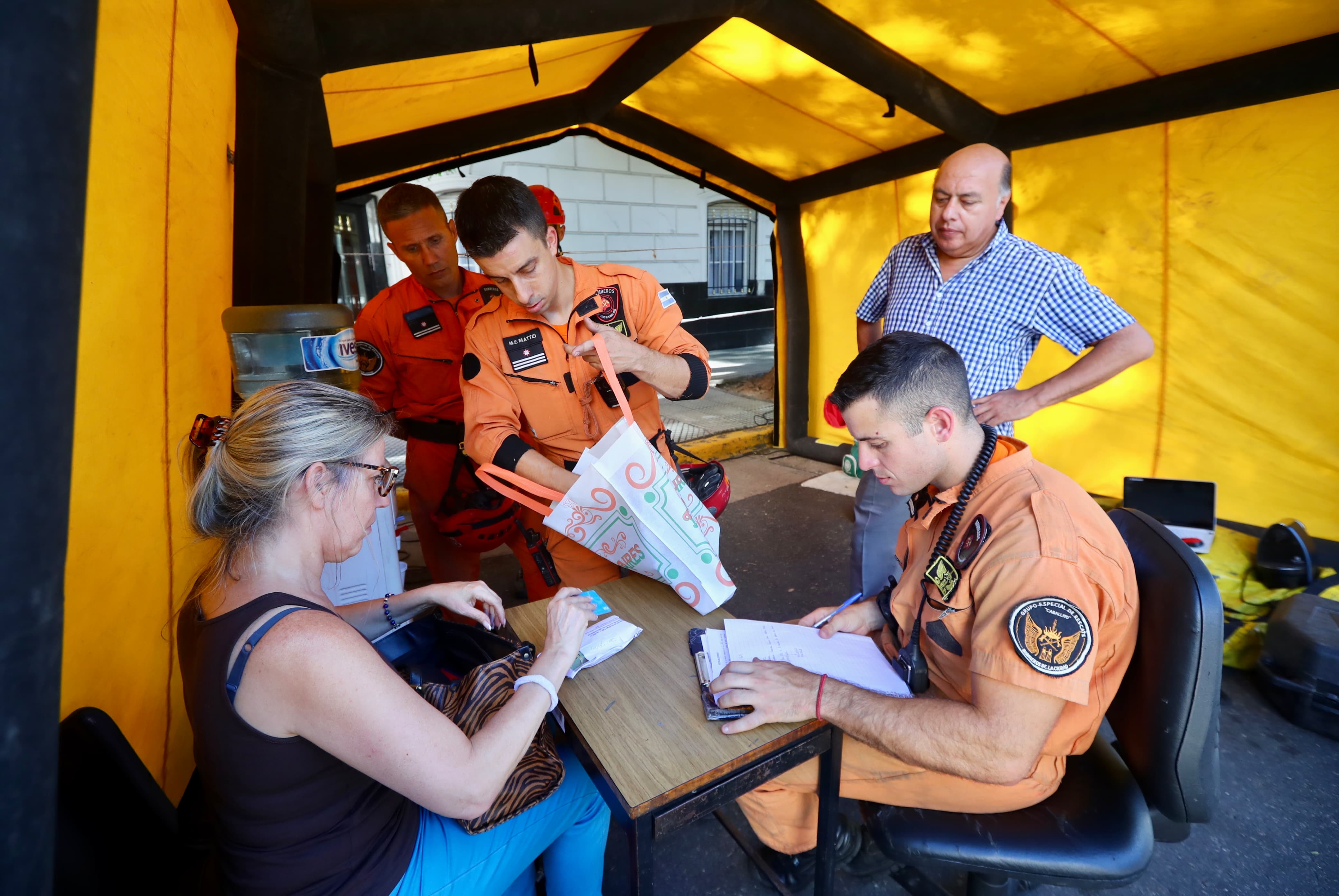 La división K9 de Bomberos y Policía de la Ciudad devolvieron pertenencias y rescataron animales de vecinos damnificados por el derrumbe de Caballito