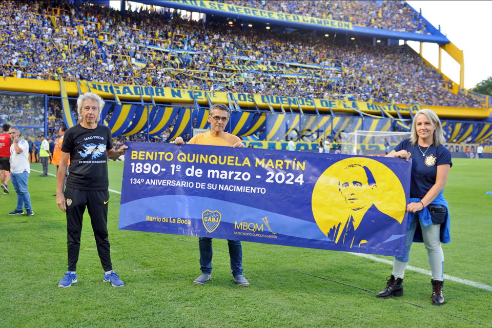 La bandera de Quinquela en la bombonera