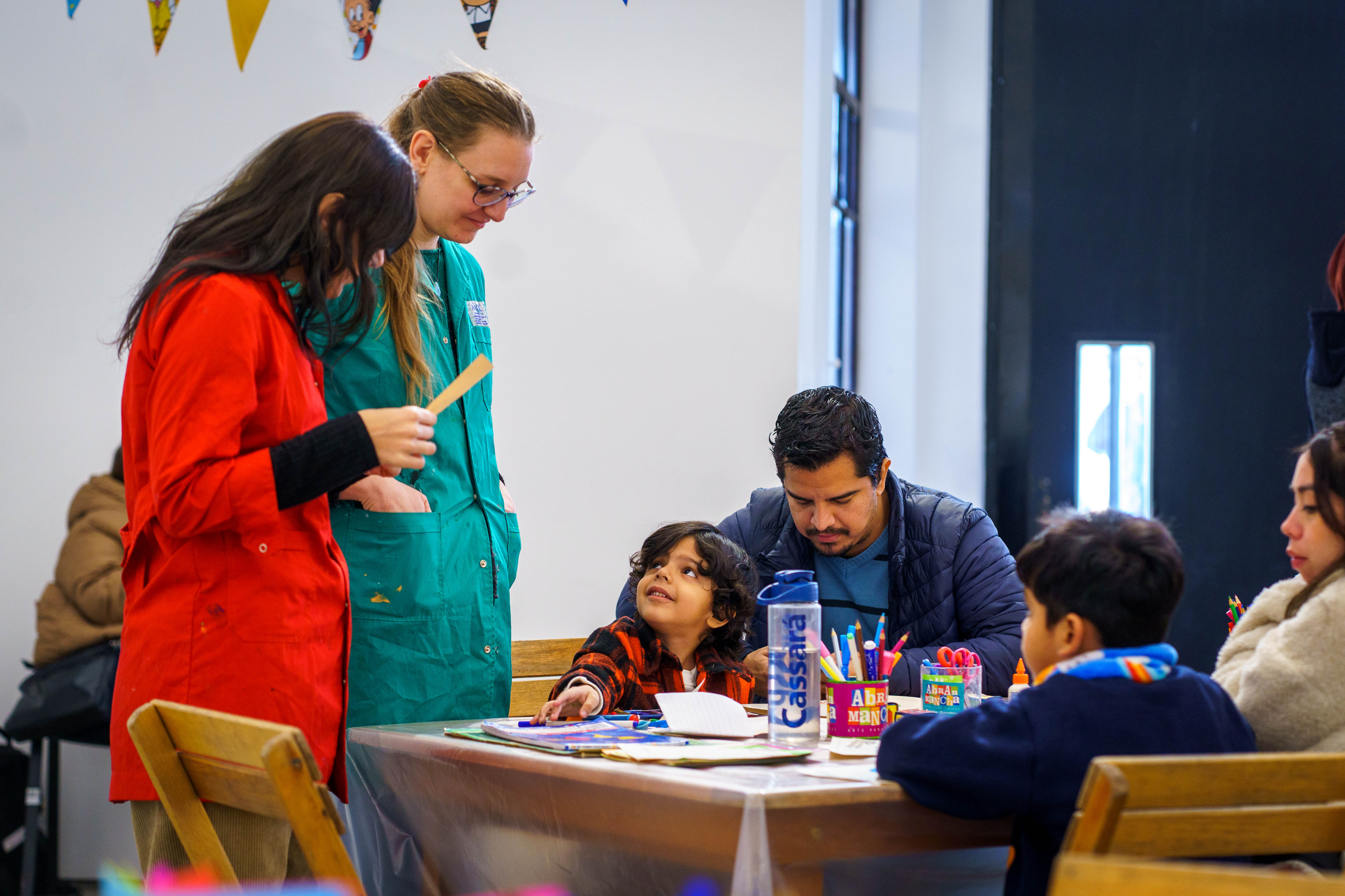 Grupo de personas realizando un taller artístico.