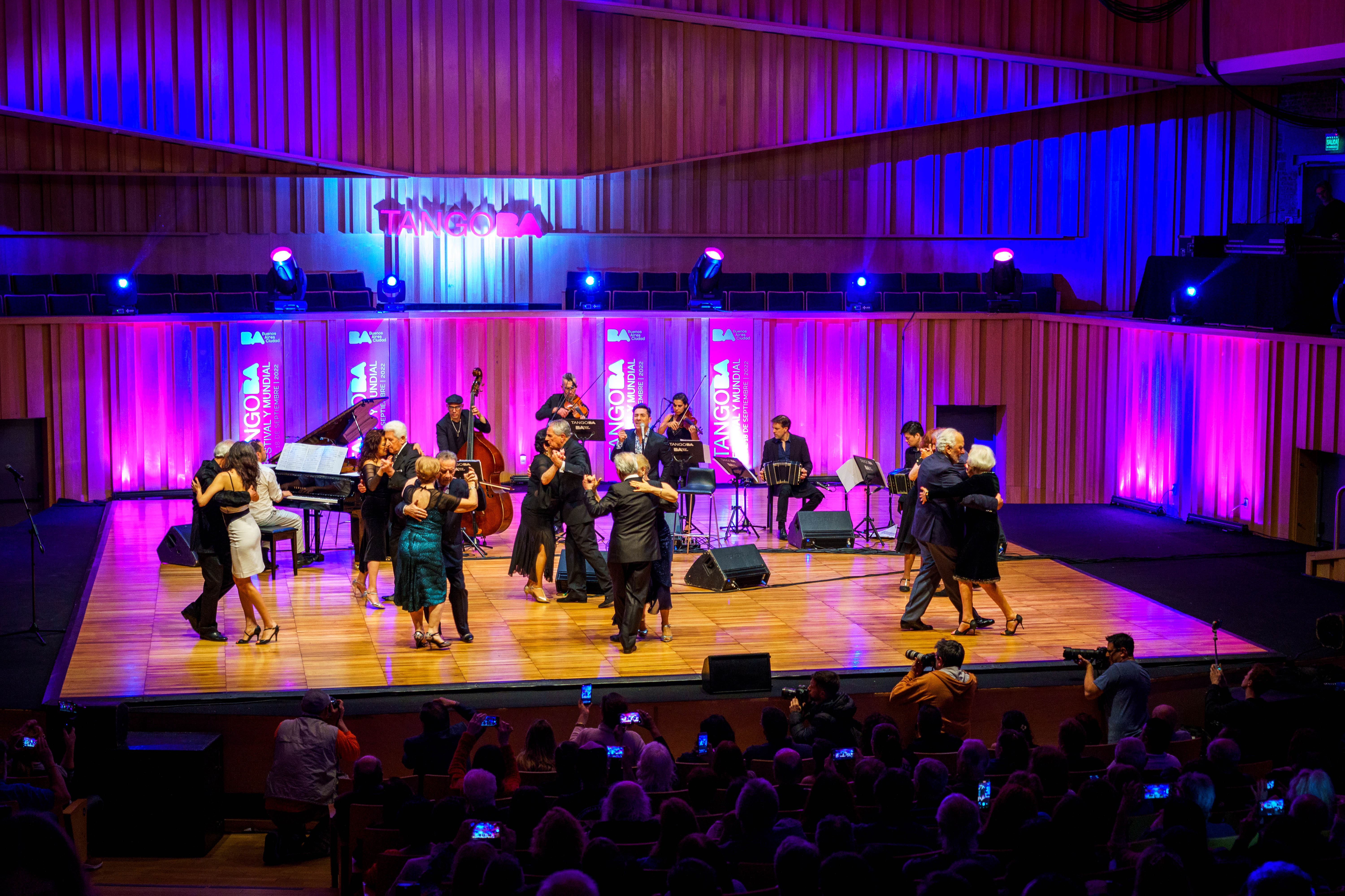 Parejas de bailarines y musicos en escenario de la usina del arte