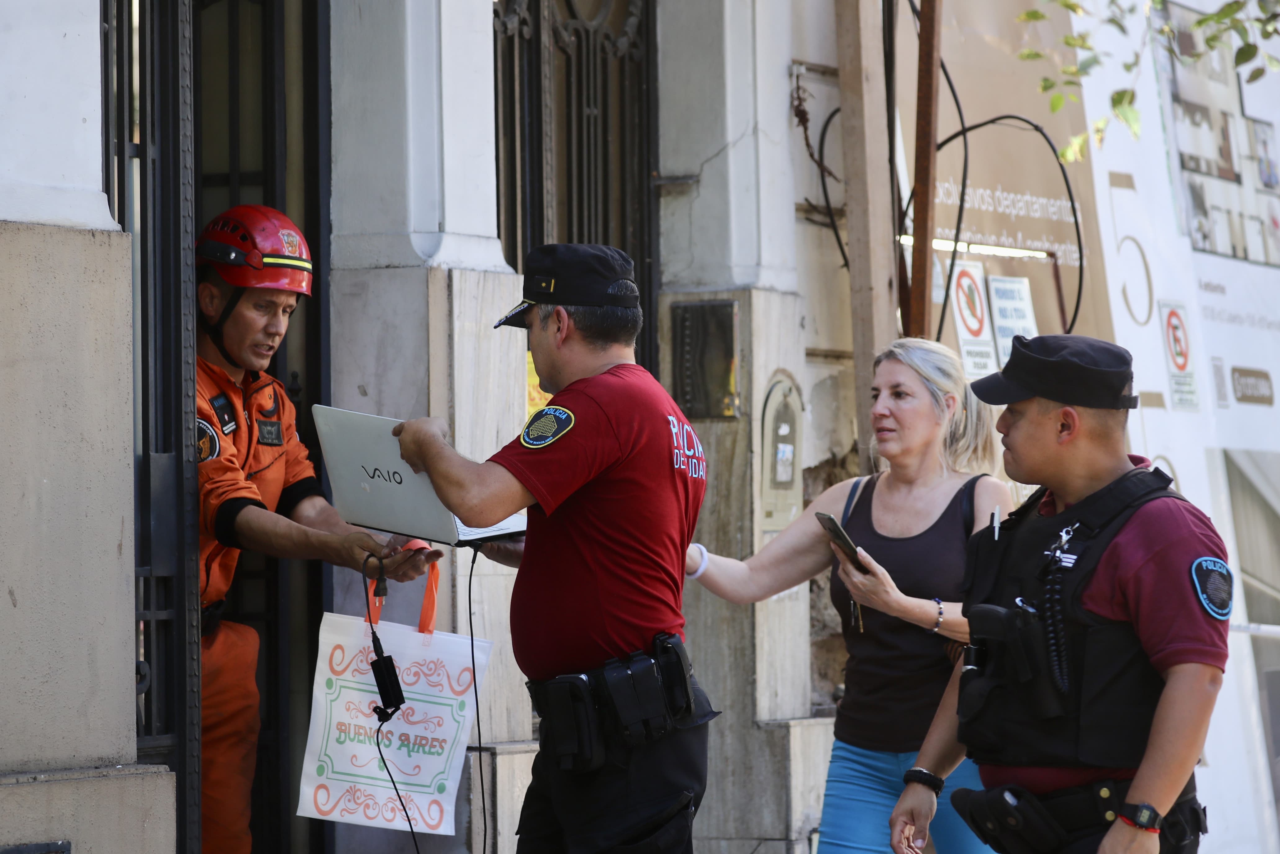 La división K9 de Bomberos y Policía de la Ciudad devolvieron pertenencias y rescataron animales de vecinos damnificados por el derrumbe de Caballito