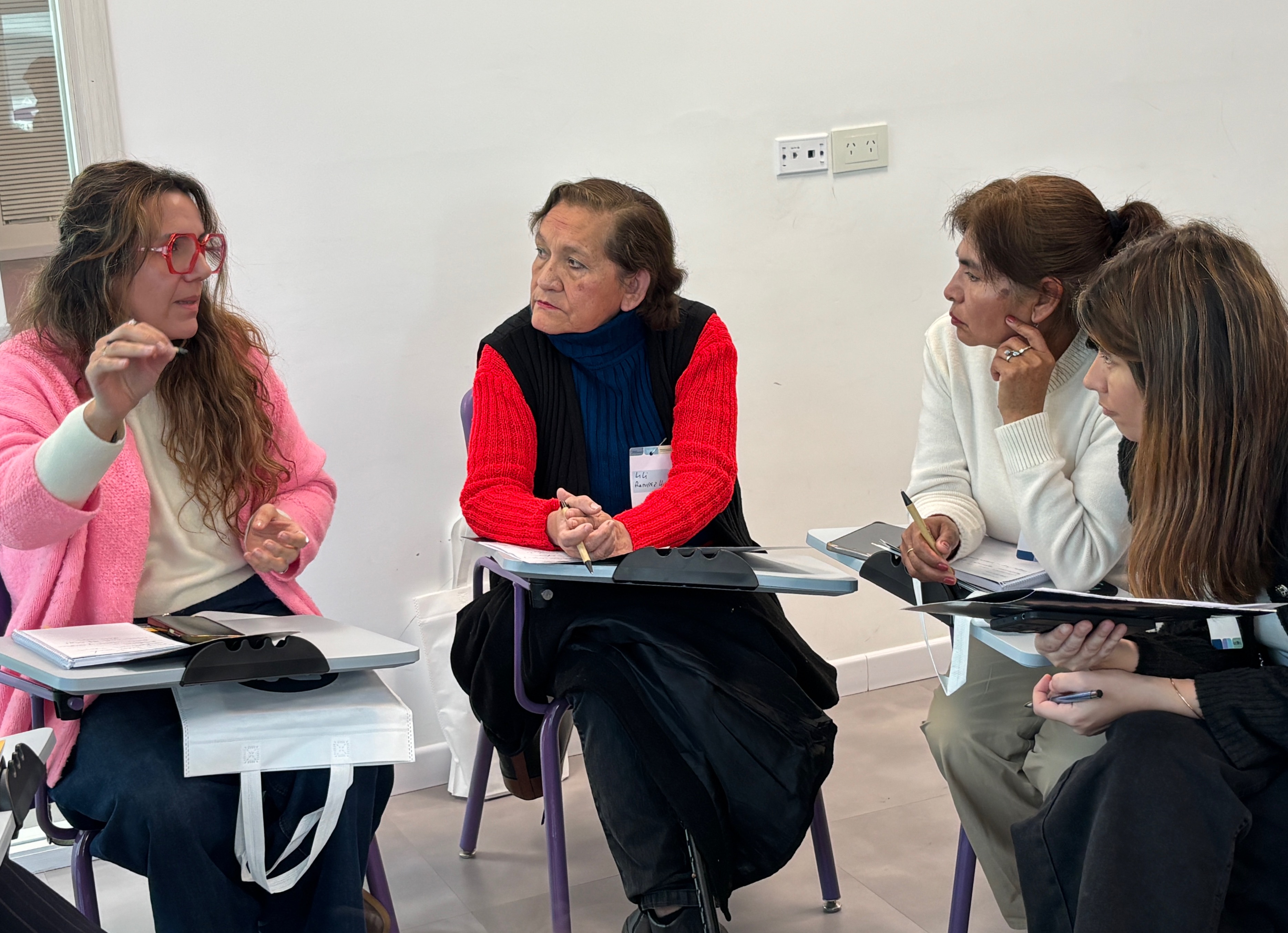 Mujeres de distintas edades interactuando