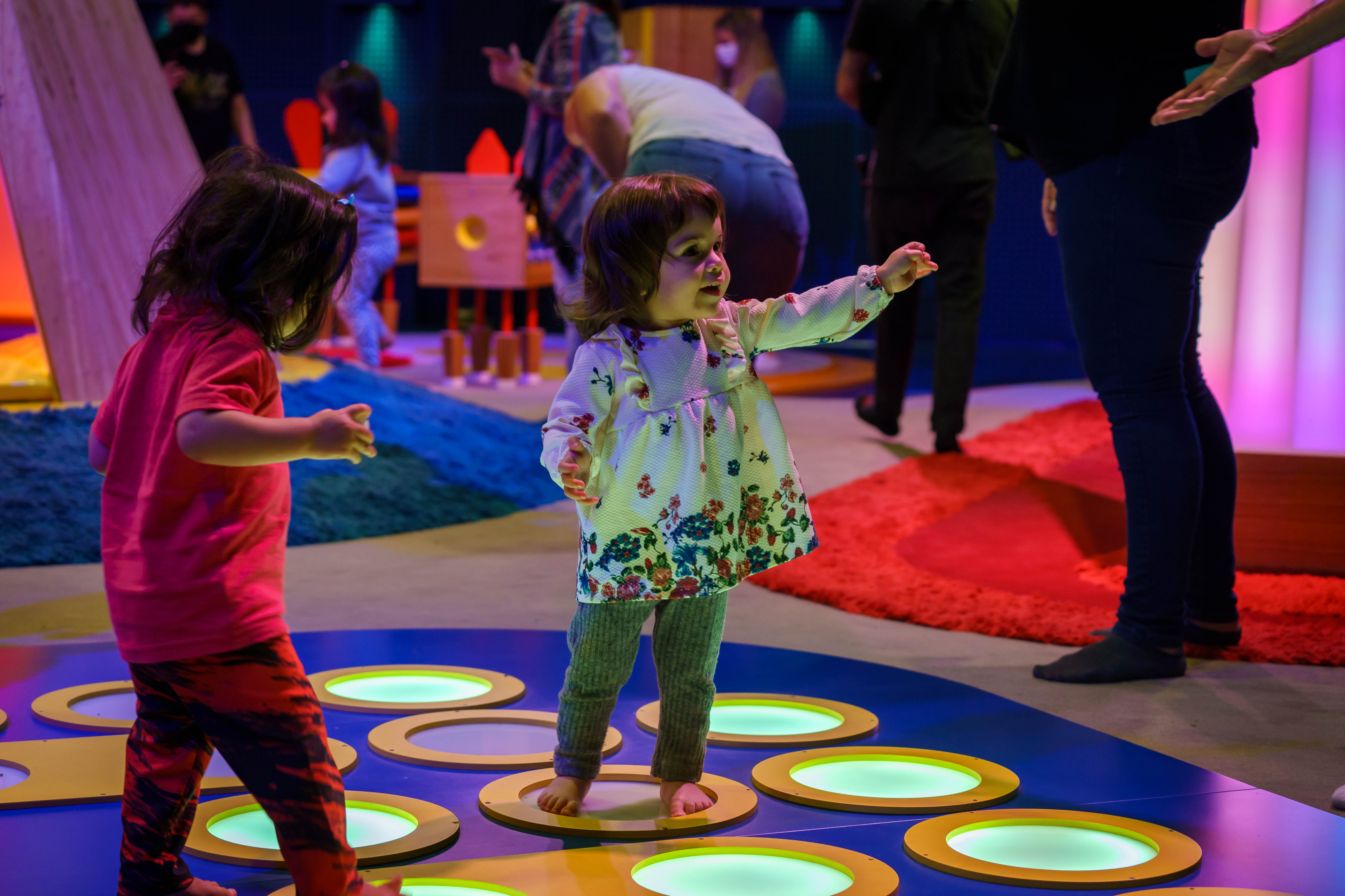 Niñas y niños jugando en el espacio Iupii de la Usina del Arte