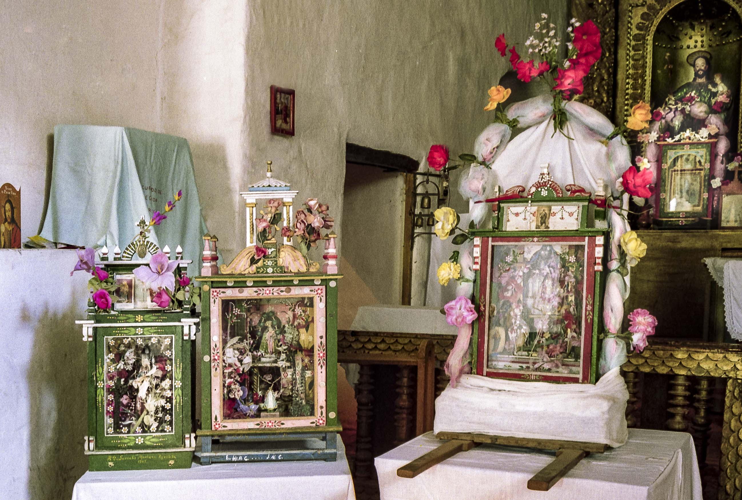 urnas en una iglesia adornadas con flores