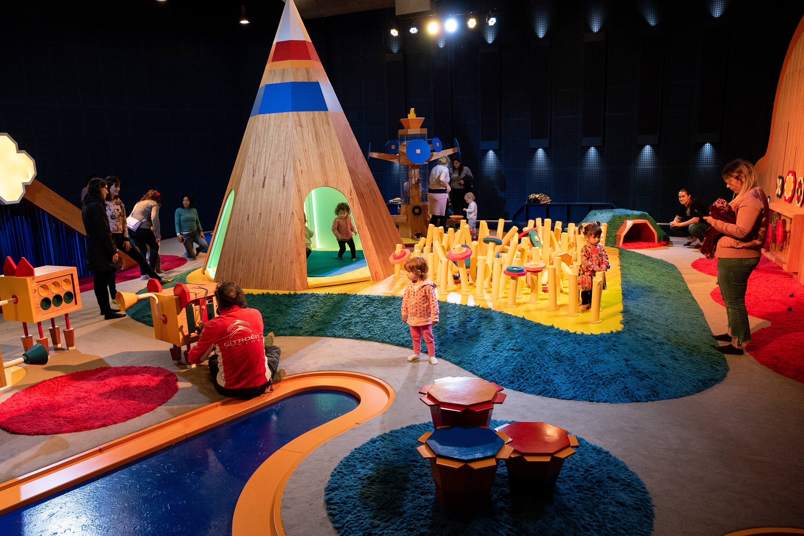 Niños y niñas jugando en el Espacio Iuipii