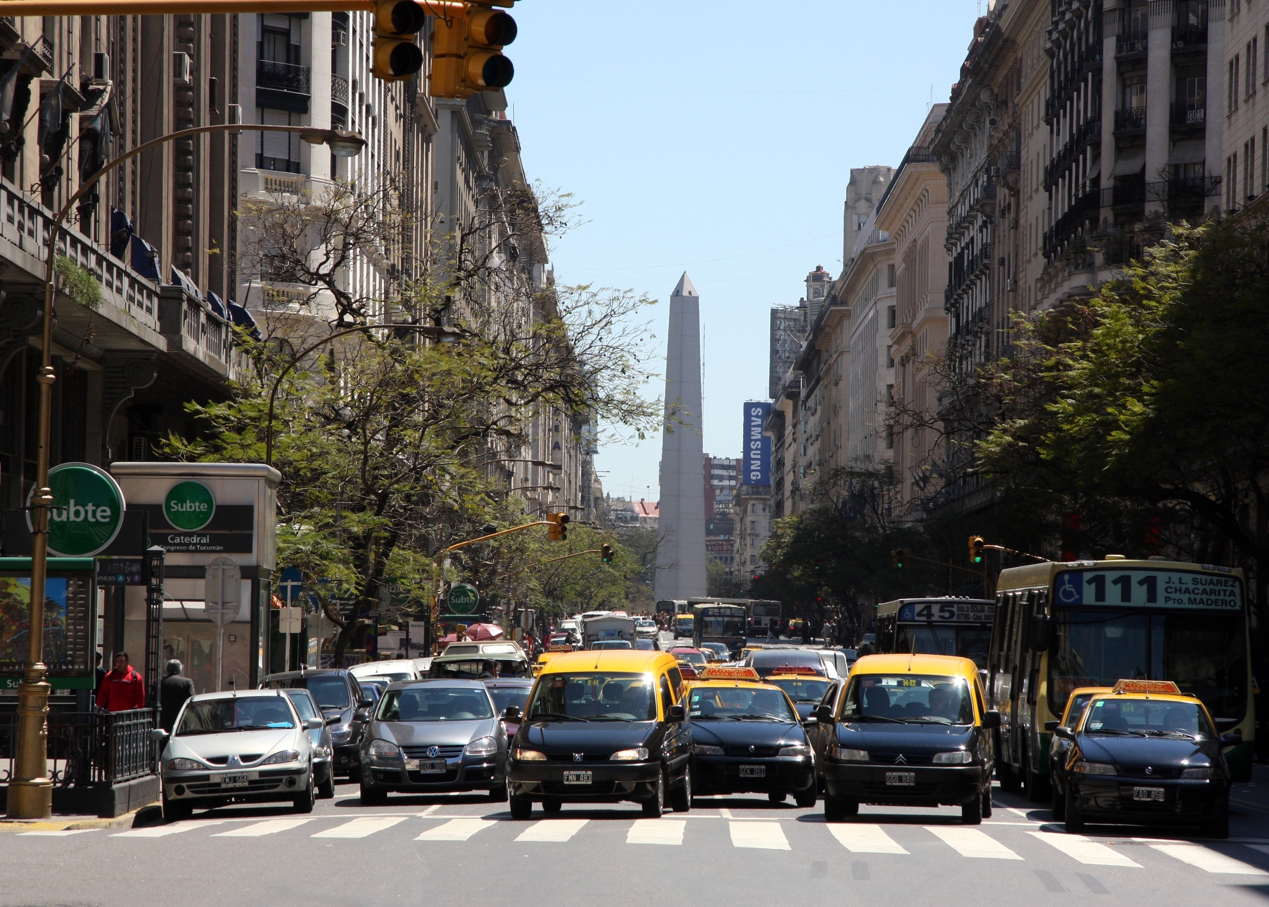 La Ciudad da créditos blandos para que taxistas, remiseros y repartidores en moto puedan comprar vehículos eléctricos