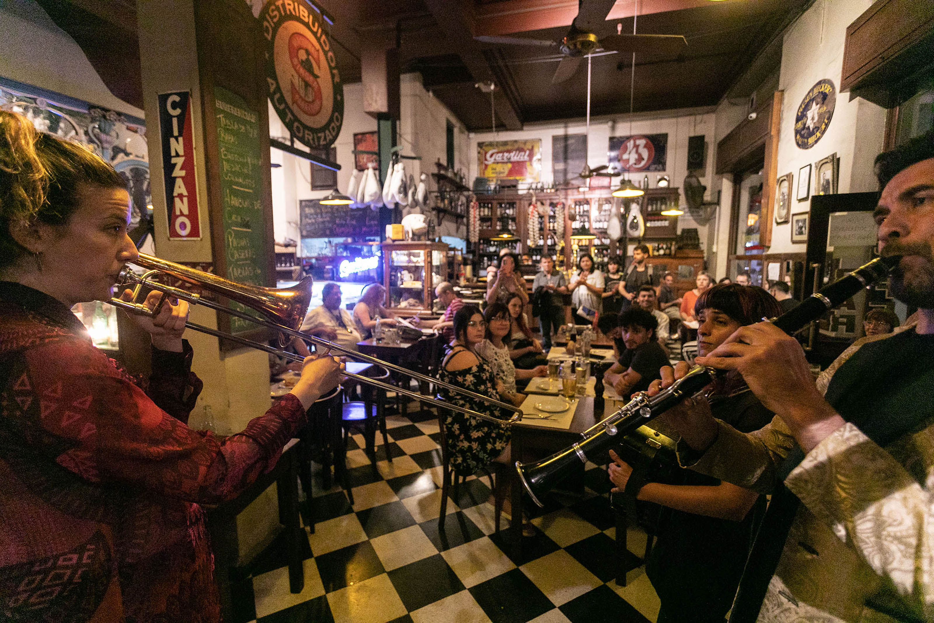 Con promociones y más de 130 propuestas culturales, “La Noche de los Bares Notables” abre la temporada porteña