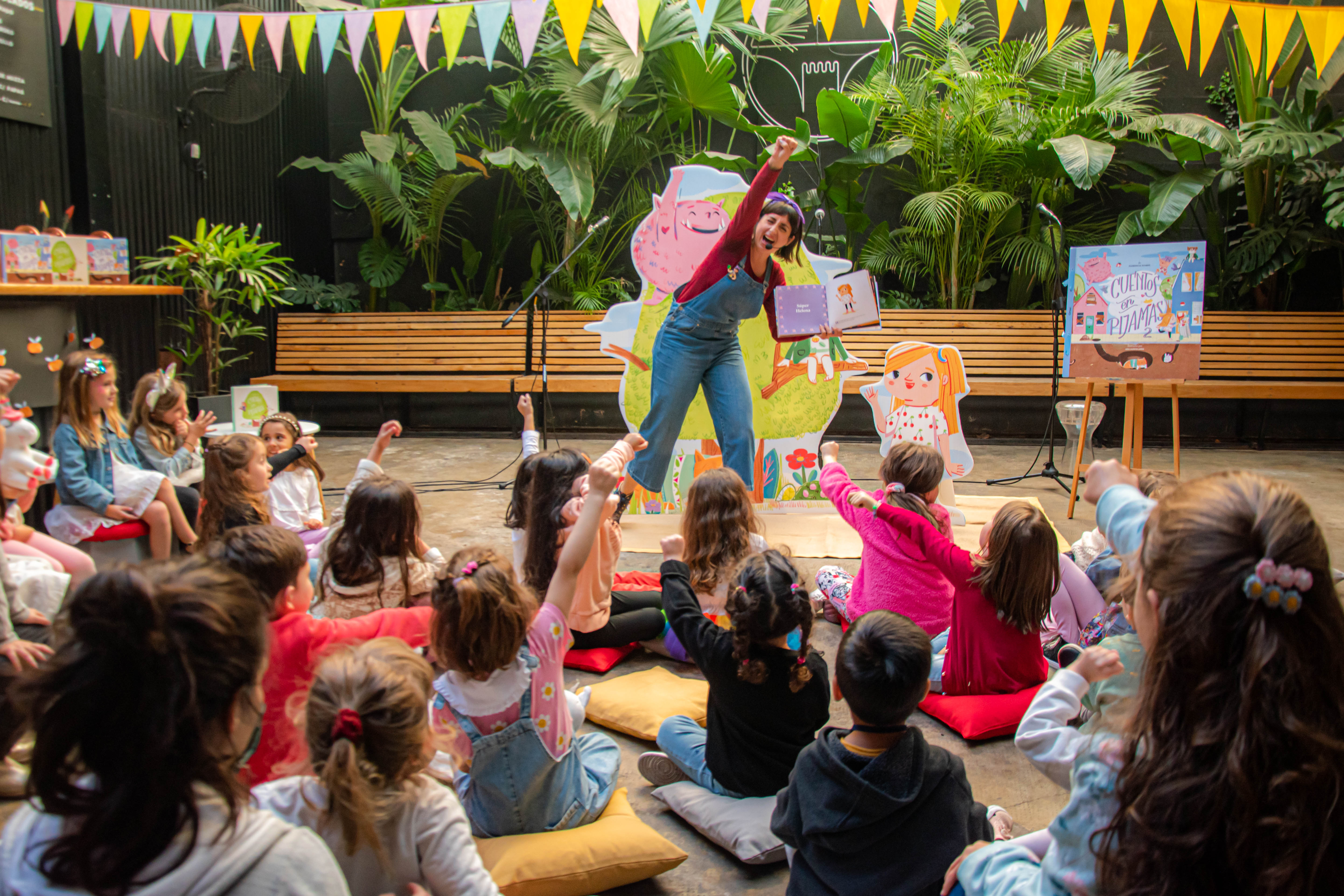 Show infantil Cuentos en pijama con niños en un patio