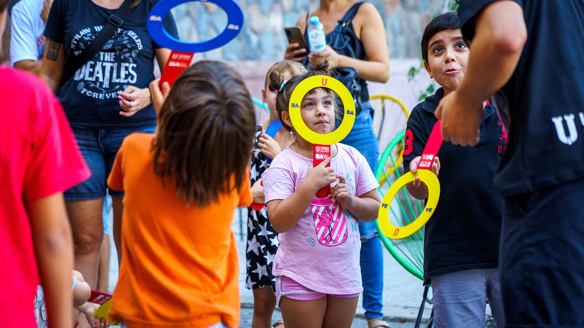 Niñas y niños recorren la Usina del Arte en la visita guiada Explora Usina