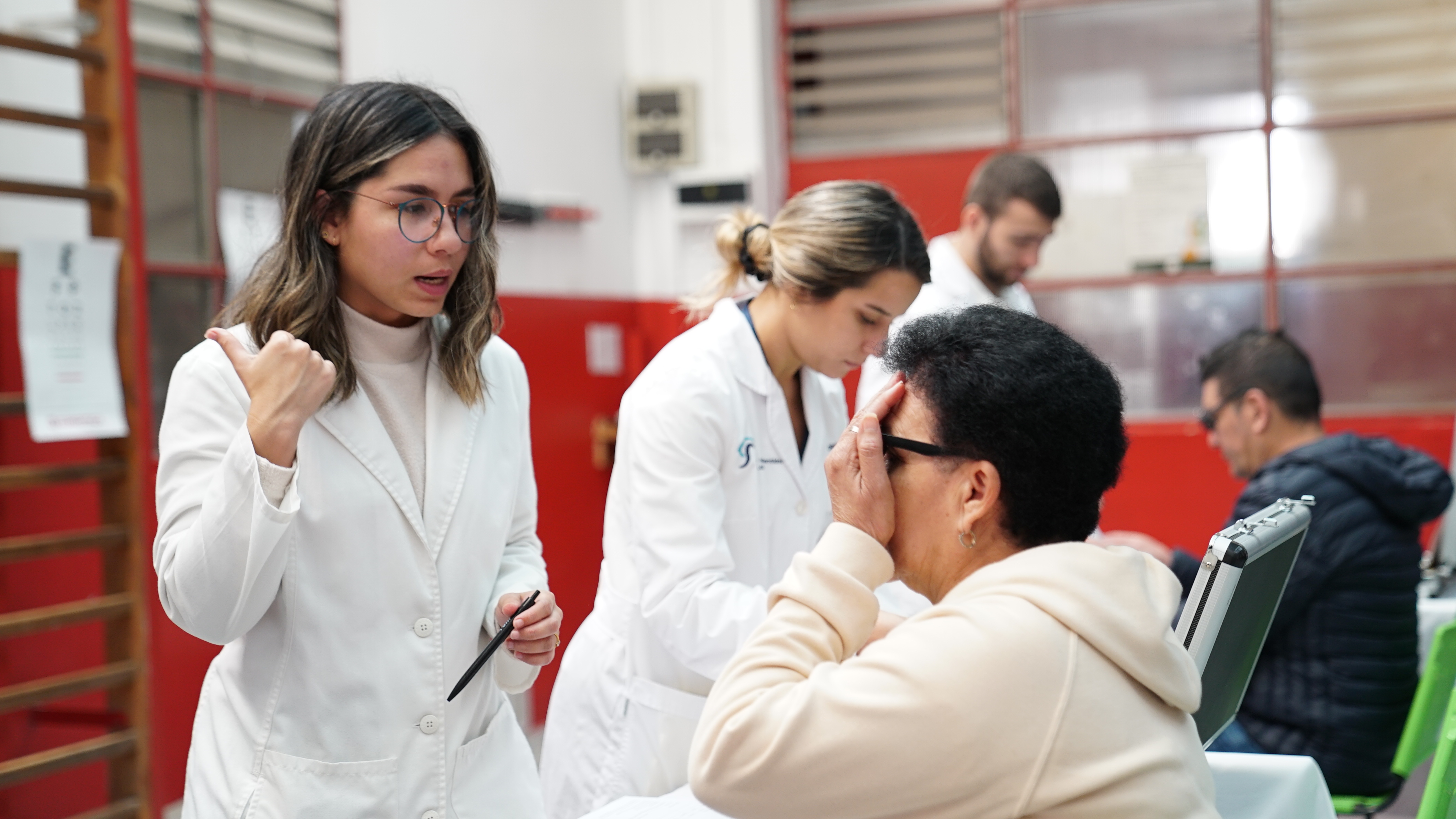 Profesionales realizan controles oftalmológicos durante la jornada de atención visual.