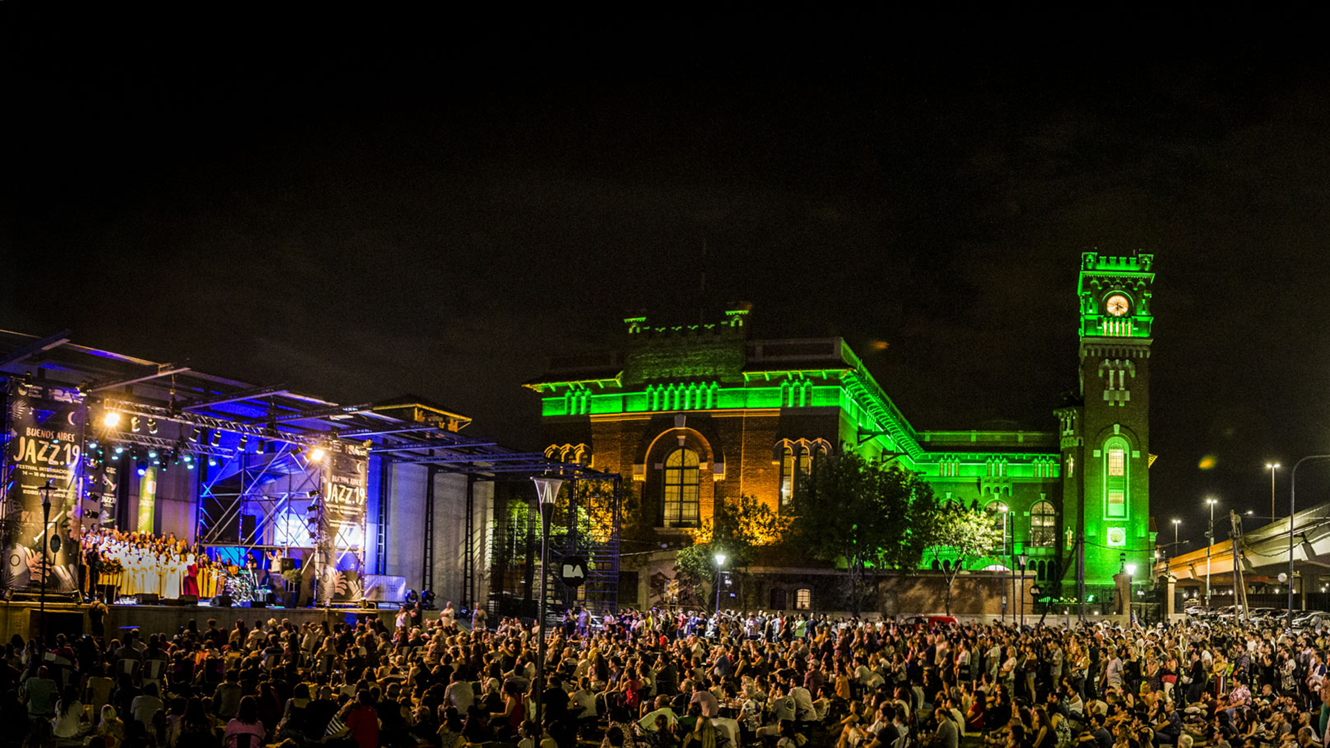 Concierto de Jazz con plaza llena de espectadores frente a la Usina del Arte