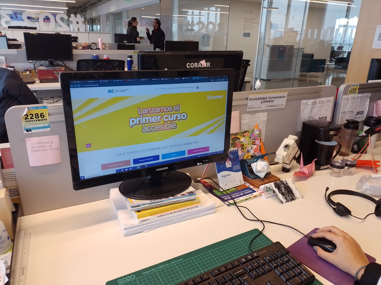 Fotografia de un motinor con la WEB cargada del curso