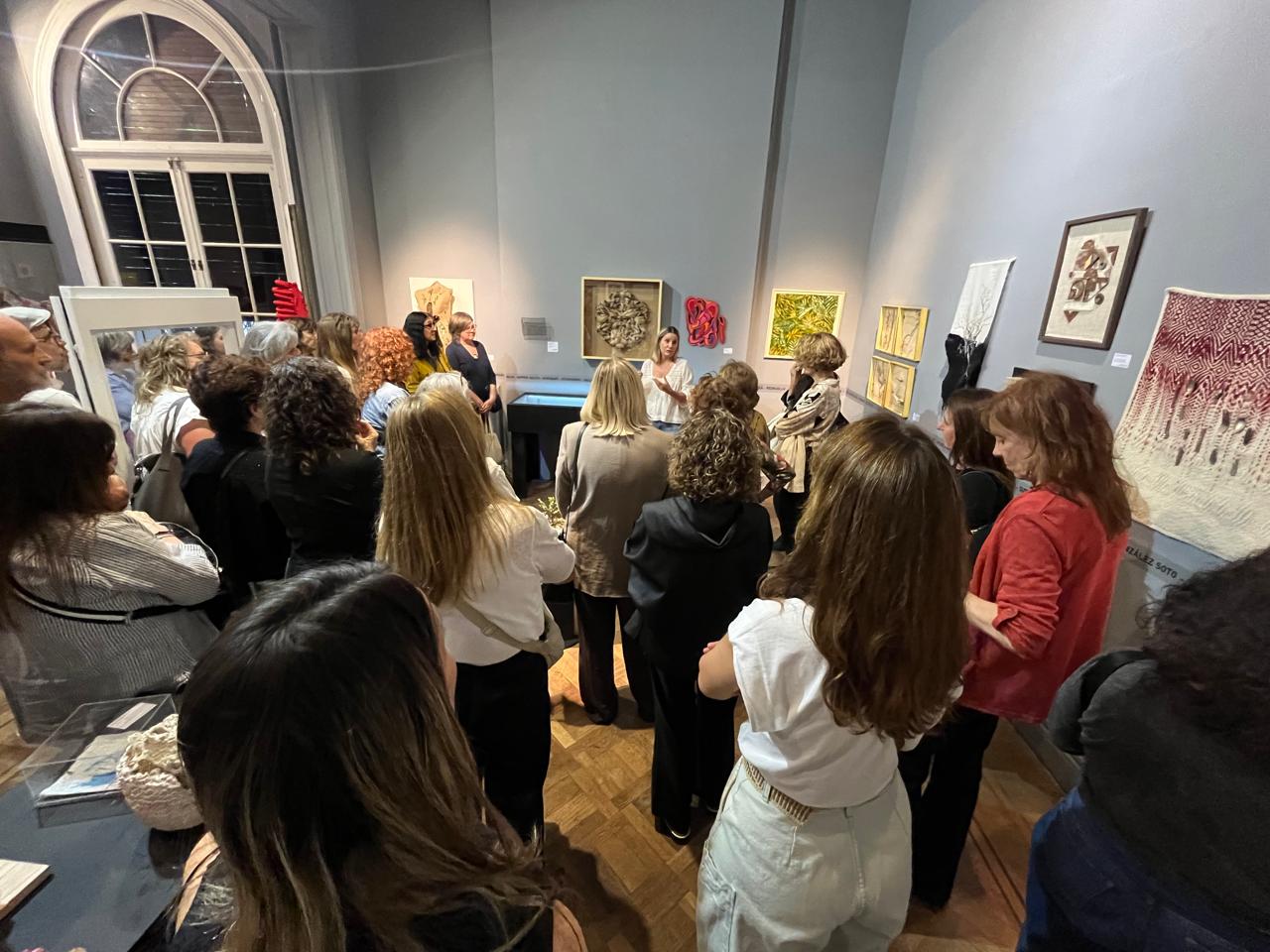 grupo de artistas textiles compartiendo experiencias
