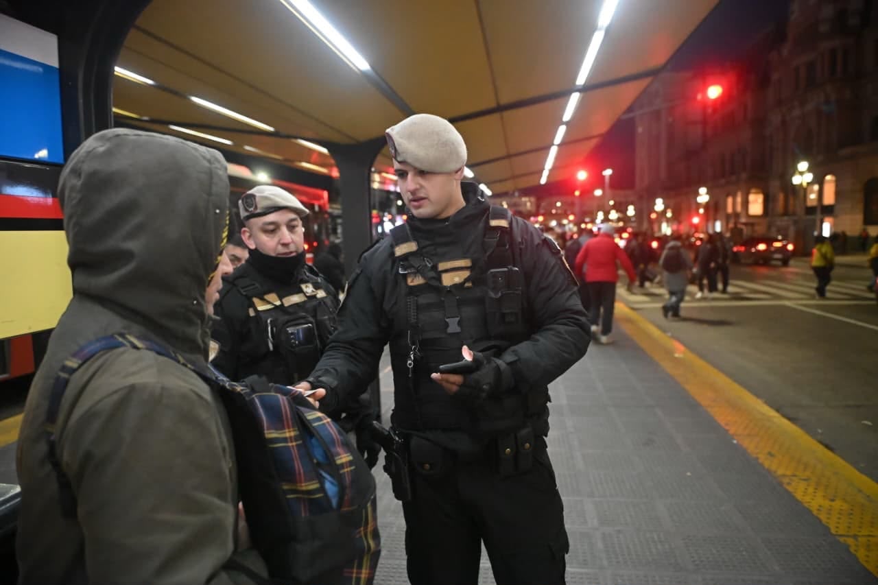 Megaoperativo con 1.100 policías en los grandes centros de trasbordo y en las entradas y salidas de la Ciudad 