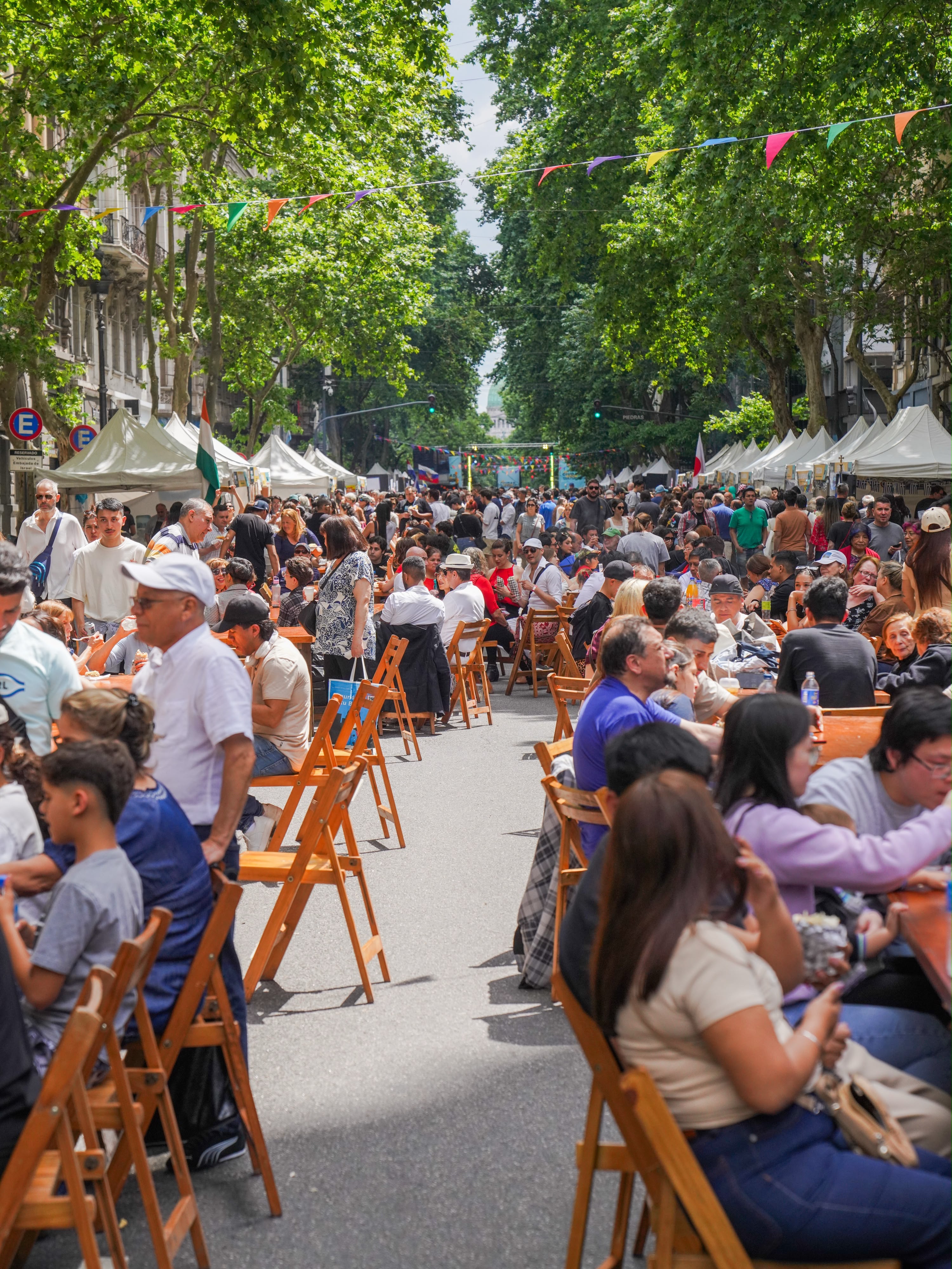 Una feria gigante para celebrar a 50 colectividades en la Avenida de Mayo