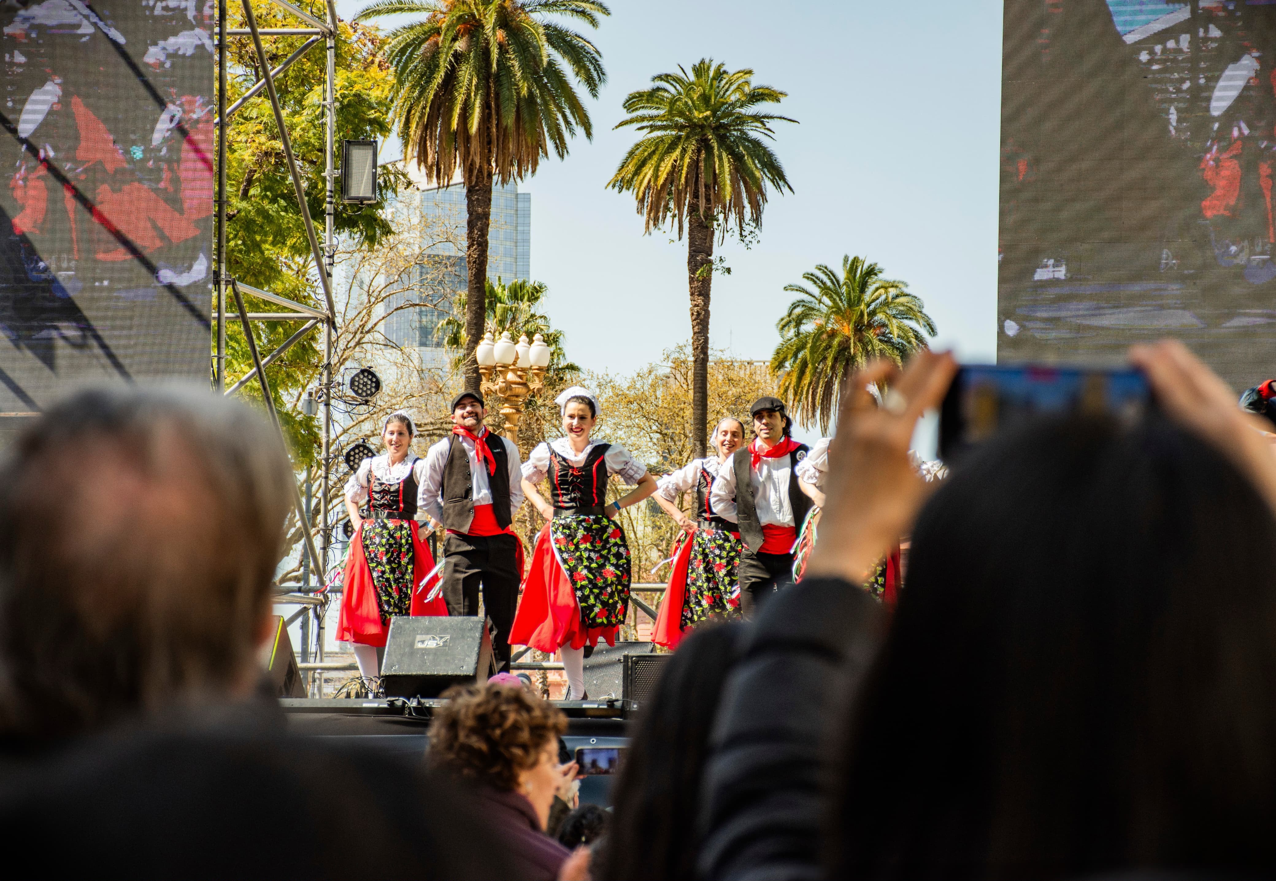 Una feria gigante para celebrar a 50 colectividades en la Avenida de Mayo