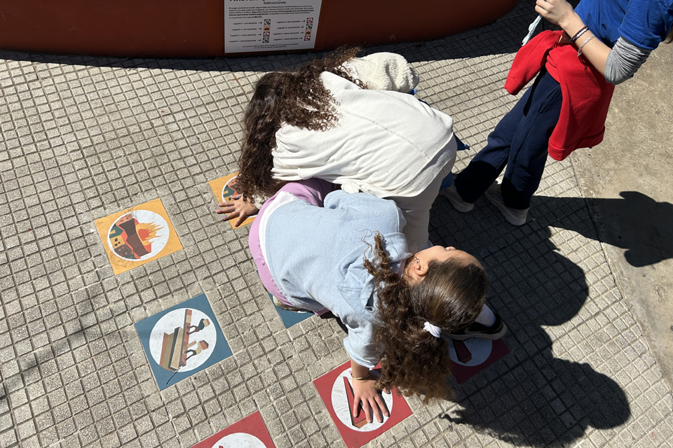 Chicoas jugando al twister