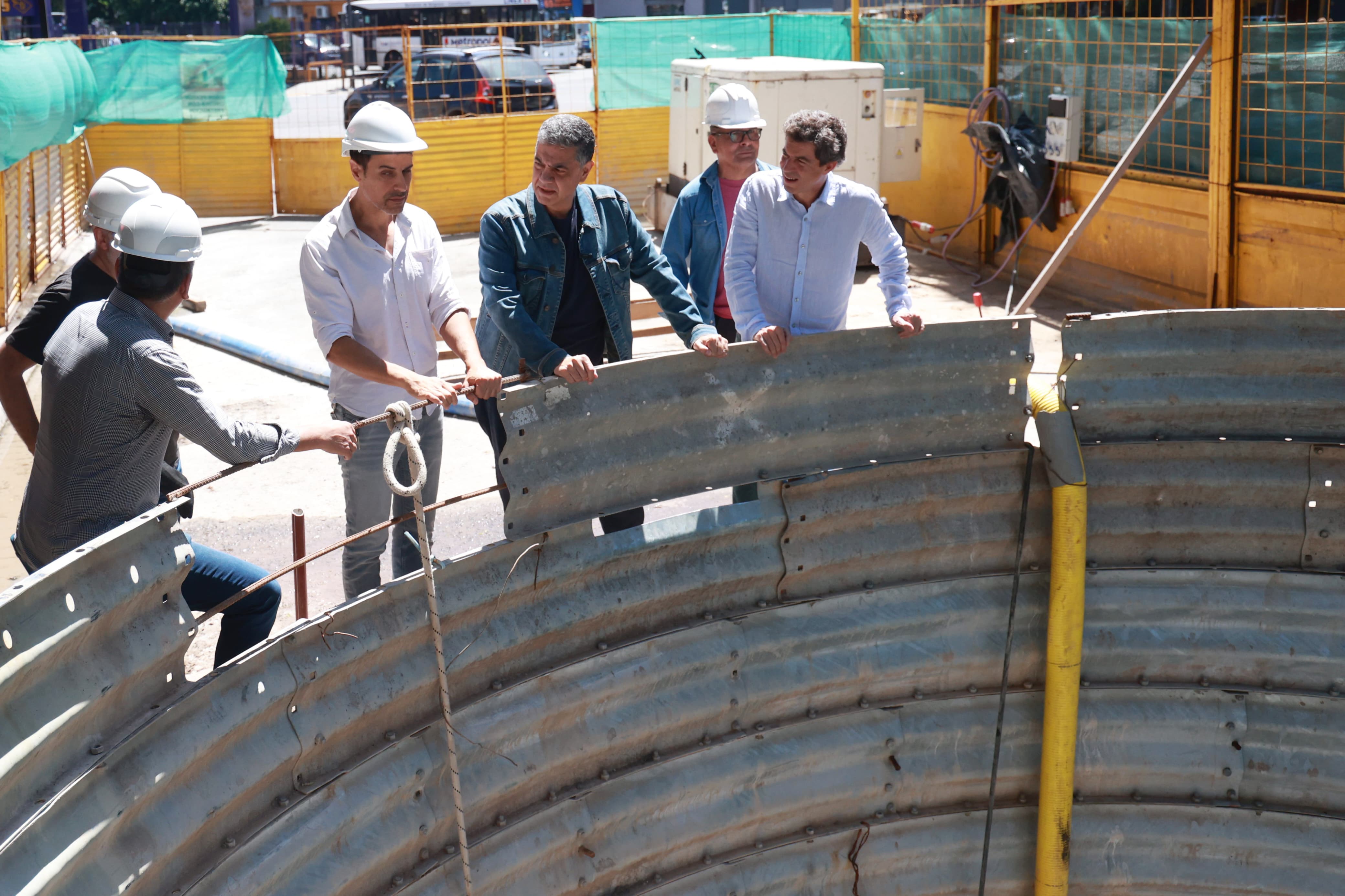 Recorrida Jorge Macri y Pablo Bereciartúa por obra hidráulica.