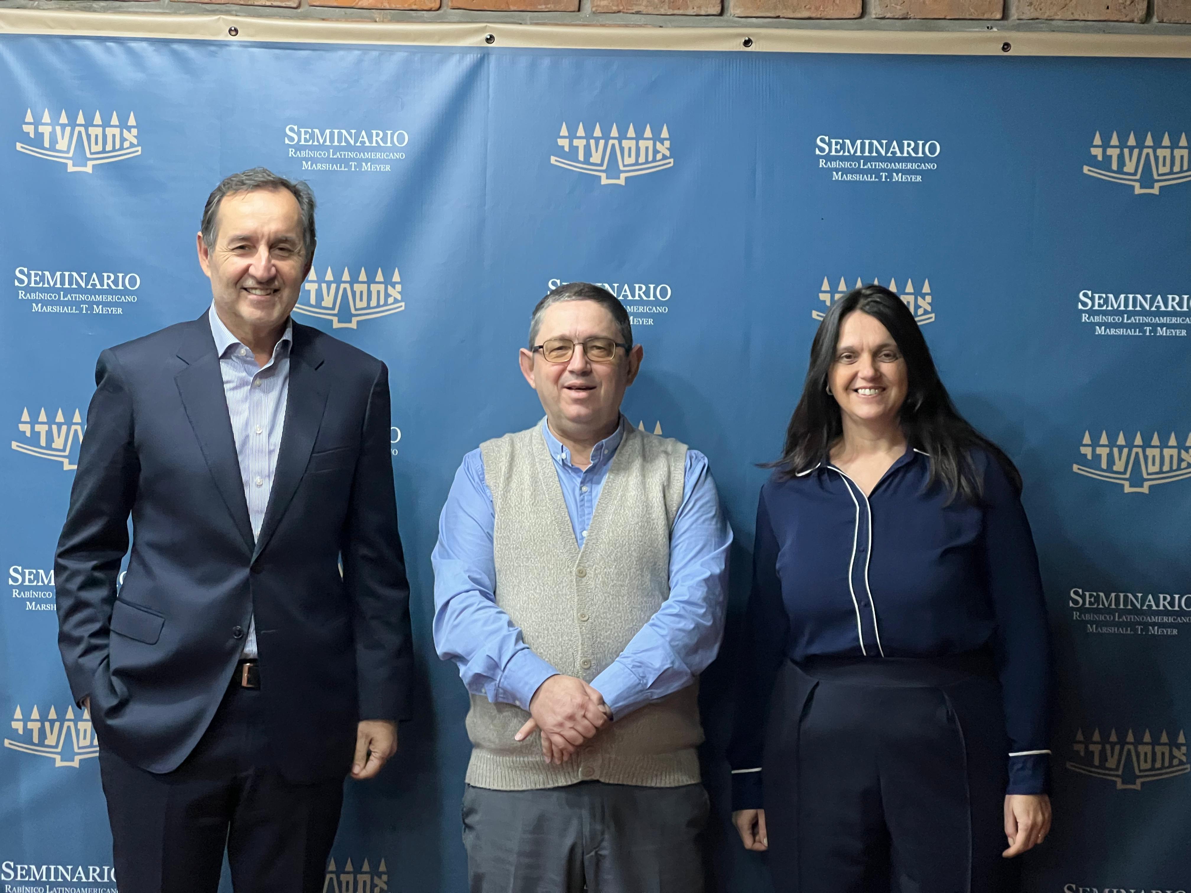 Fulvio Pompeo junto al Rabino Ariel Stofenmacher y Pilar Bosca