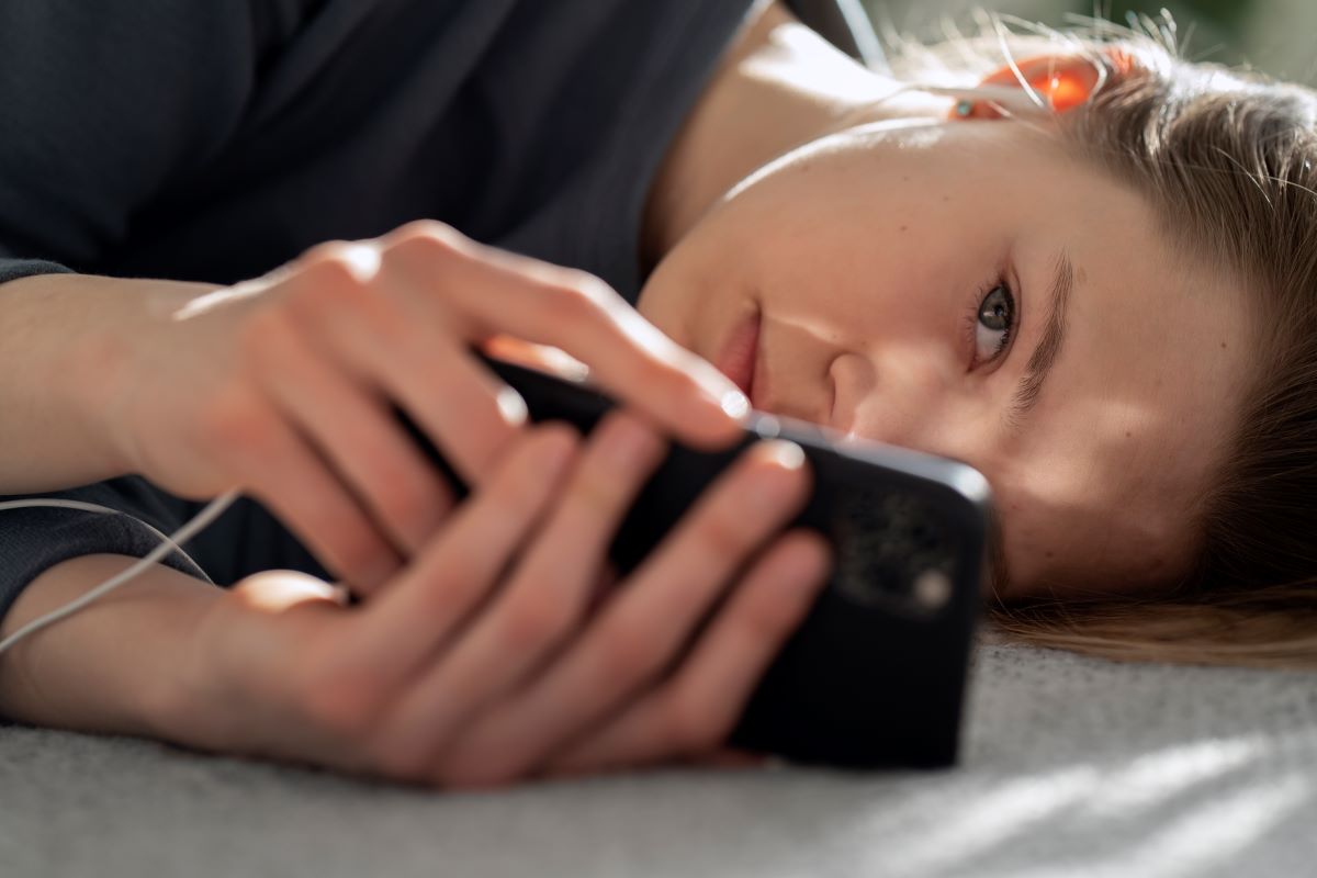 Mujer usando el celular