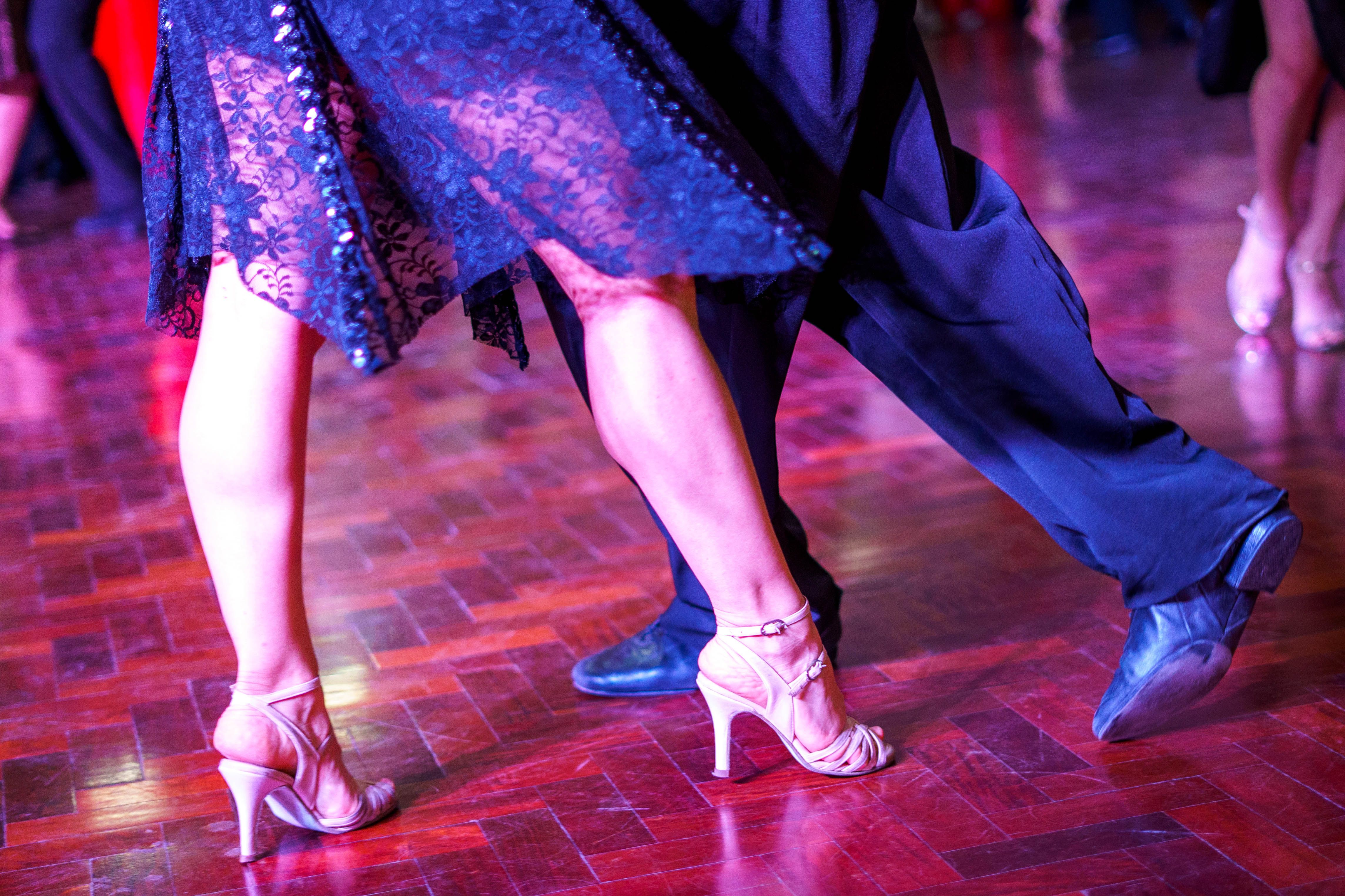 Detalle piernas pareja de tango