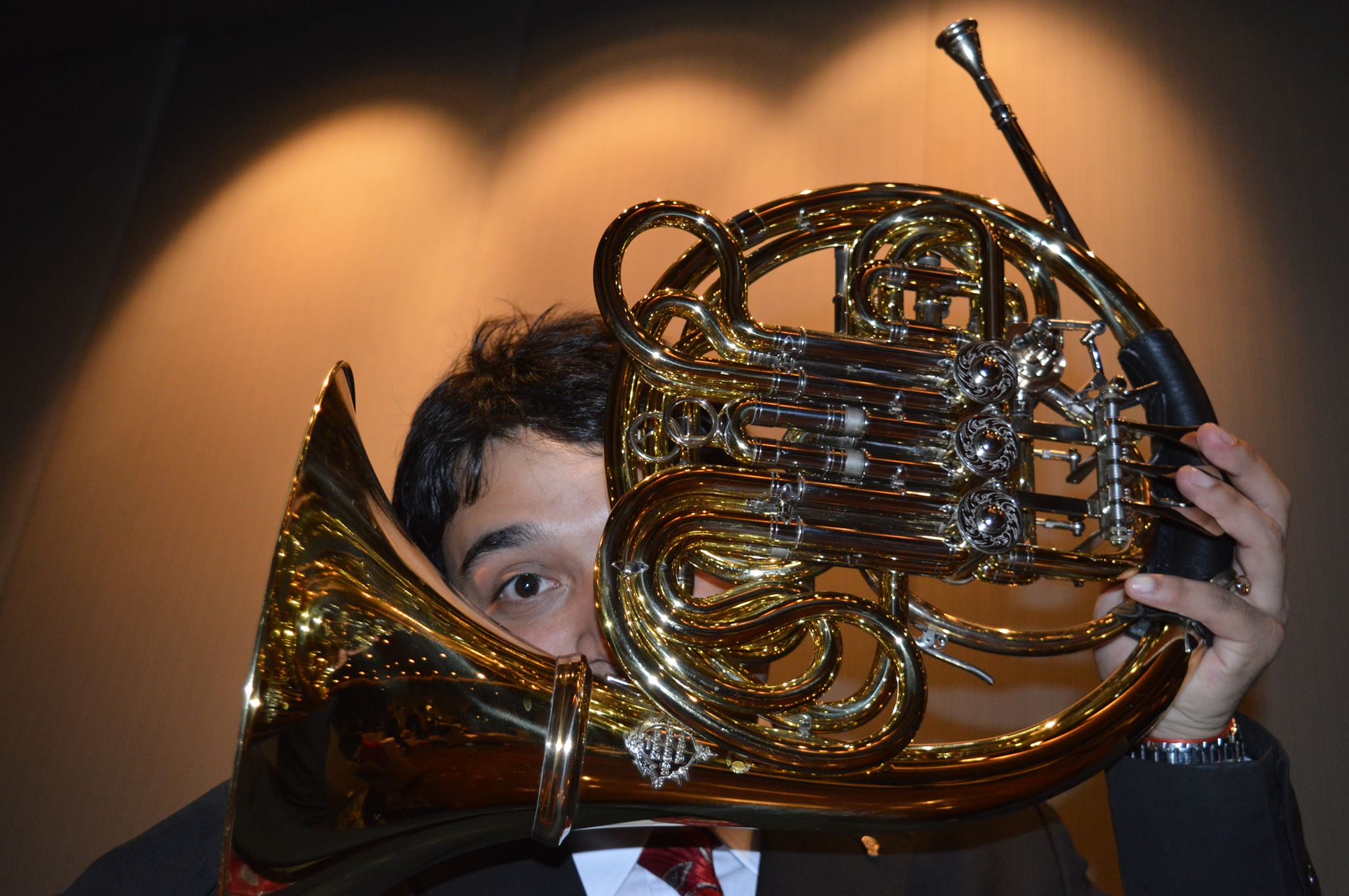 Musico con una trompa, instumento de viento